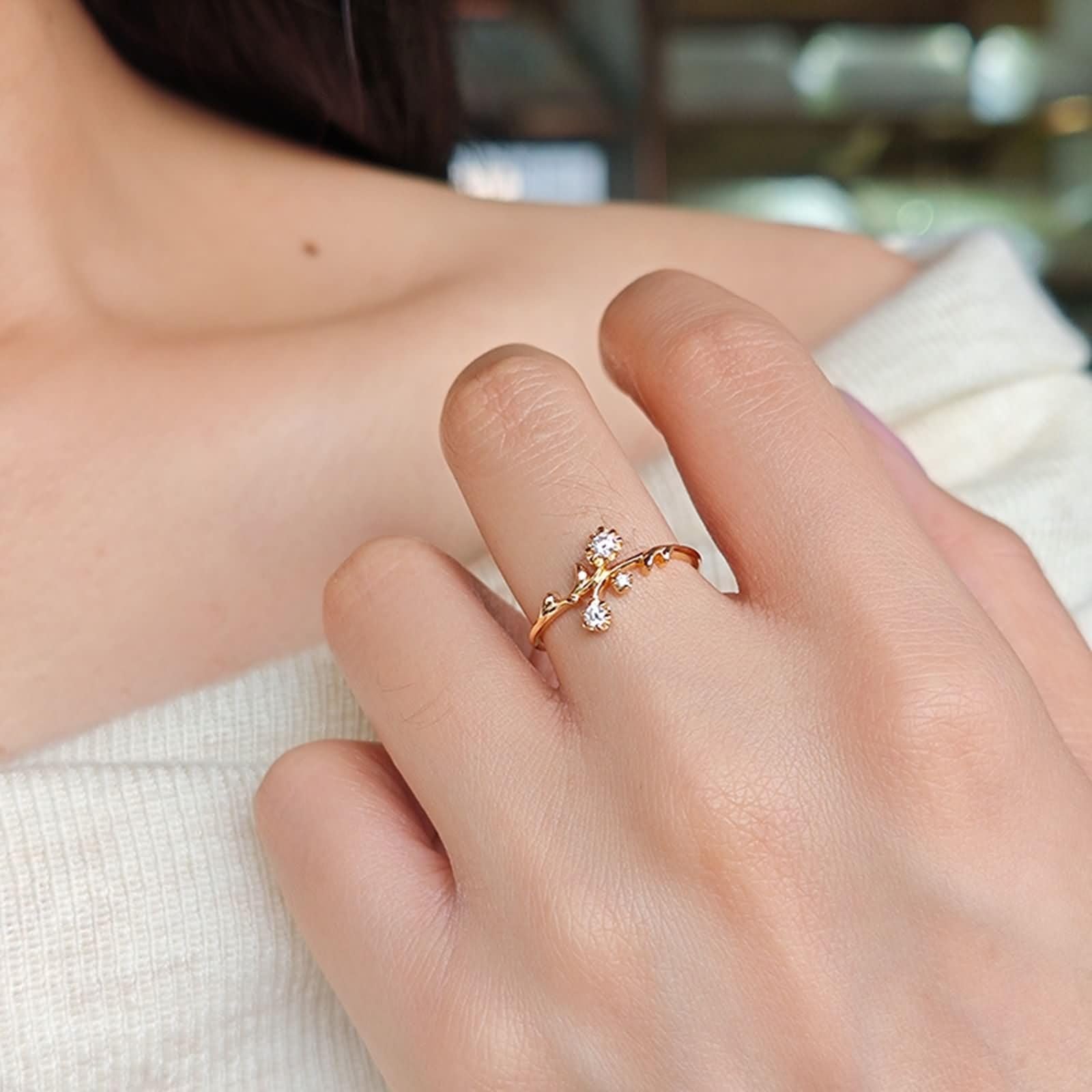 Anillo solitario dorado Au 375/585/750 con moissanita