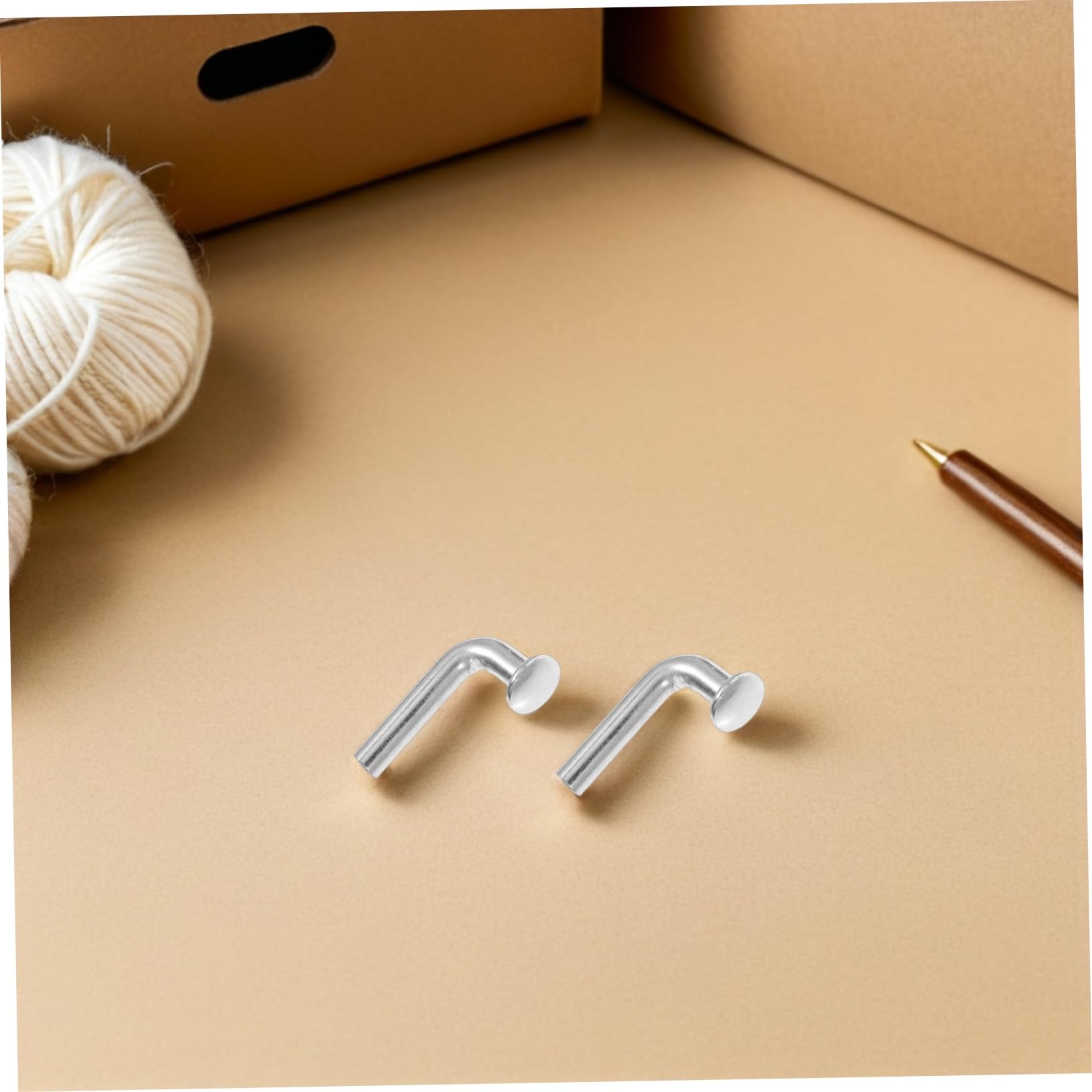 100 Sztuk Szt Kształtny Heavy Duty Bolt z Żelaza Zabezpieczający Drop Bolt Do Regałów Paletowych Pin Do Magazynu i Domowego Systemu Półek