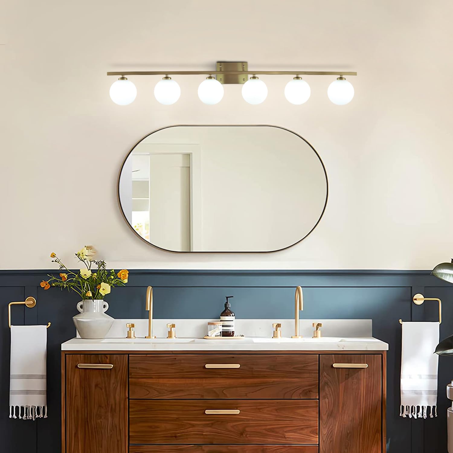 KCO Lighting Mid Century Moderne Badezimmer-Waschtischleuchte, goldfarben, Badezimmer-Beleuchtung, über Spiegel, 6 Lichter, Milchglas, lange Waschtischleuchten, Messingleuchten, Wandbeleuchtung