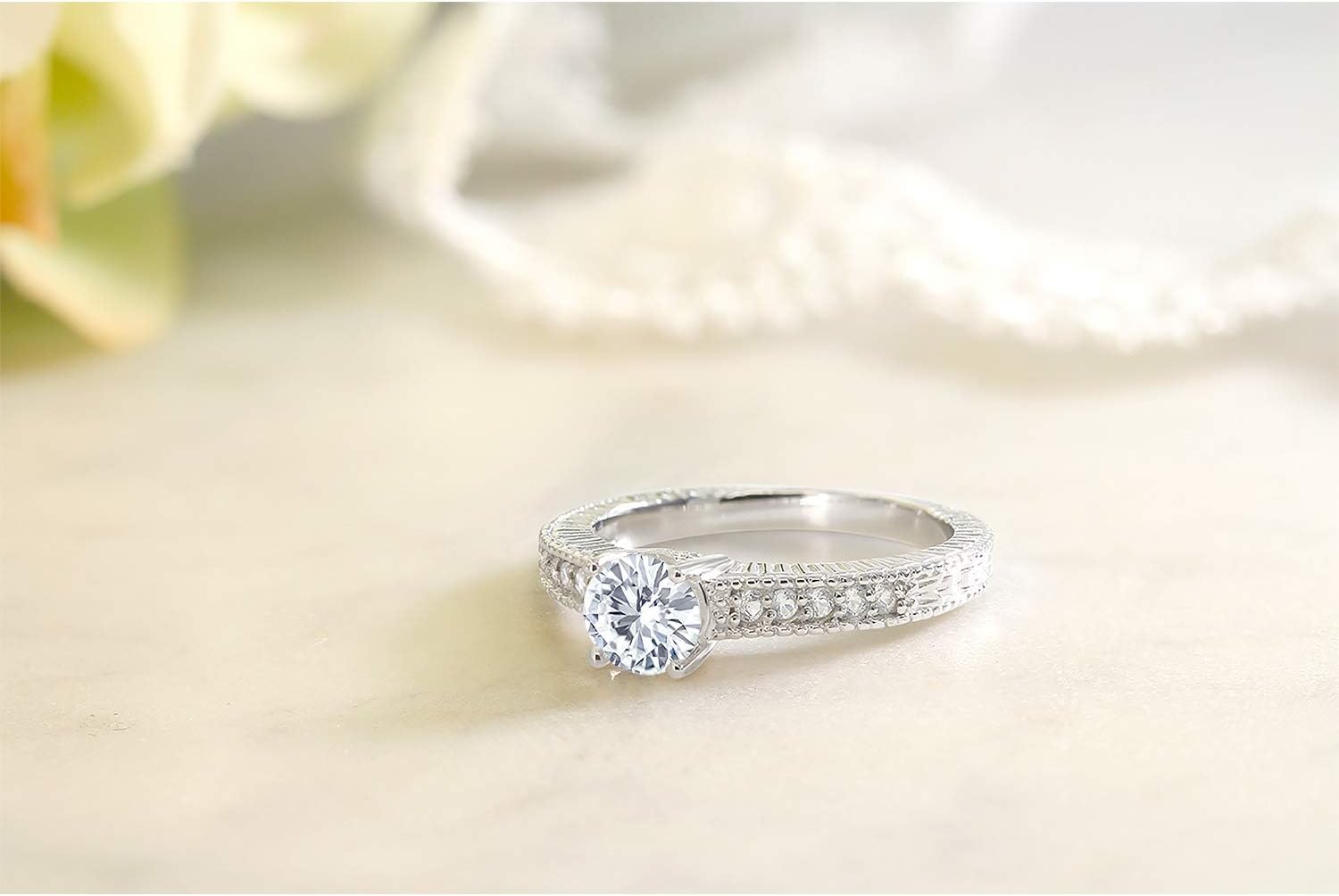 Gem Stone King 925 Sterling Silver Moissanite and White Lab Grown Diamond Engagement Ring For Women (0.95 Cttw, Round 6MM)