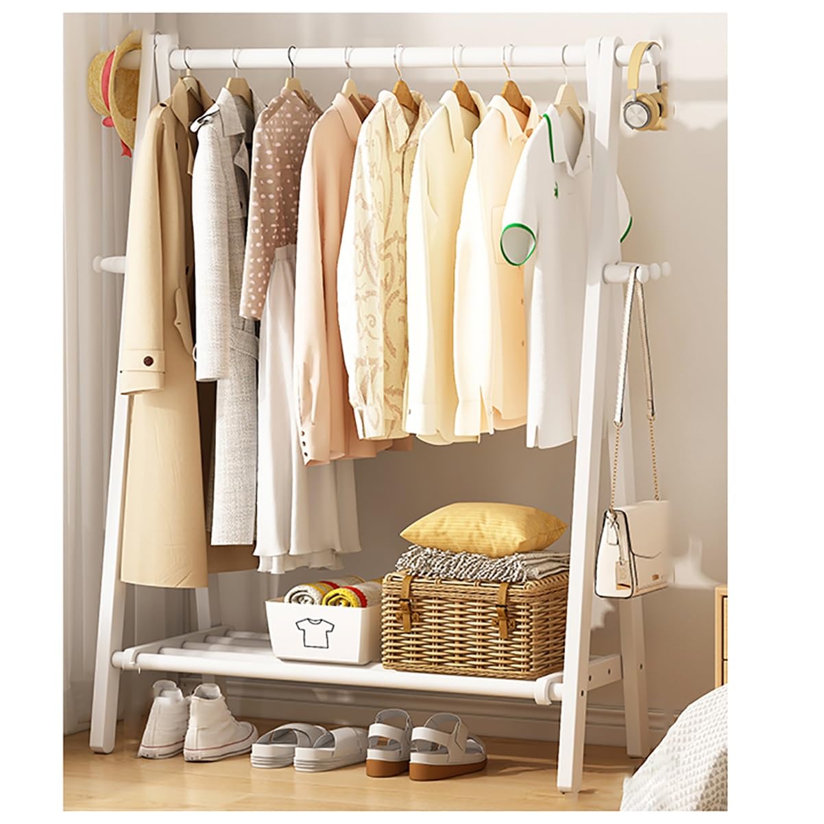 Armoire ouverte en bois blanc avec tringle de suspension vêtement et étagère basse