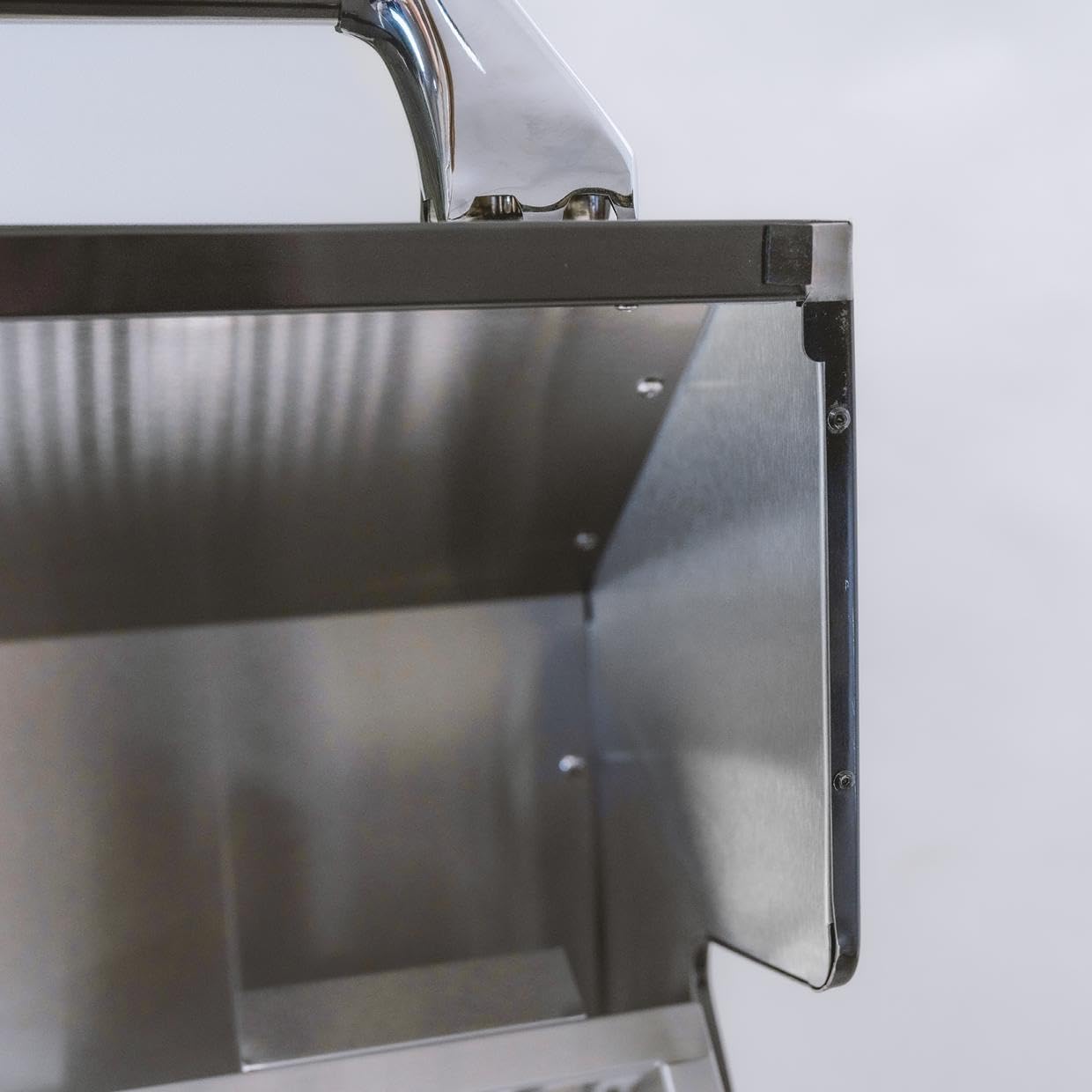 GORILLER® Blackback S10 grill gazowy z dodatkową powierzchnią roboczą i miejscem do przechowywania, stal nierdzewna, czarny