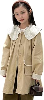 بلوزة ميرا كيدز بناتي قطن باطلالة كلاسيكية ناعمة، تصميم راقي مستوحى من الستايل الأوروبي، قصة ايه لاين مريحة، ياقة عريضة بدانتيل انيق، اكمام طويلة بأساور ناعمة، جيوب امامية بتشطيب انيق