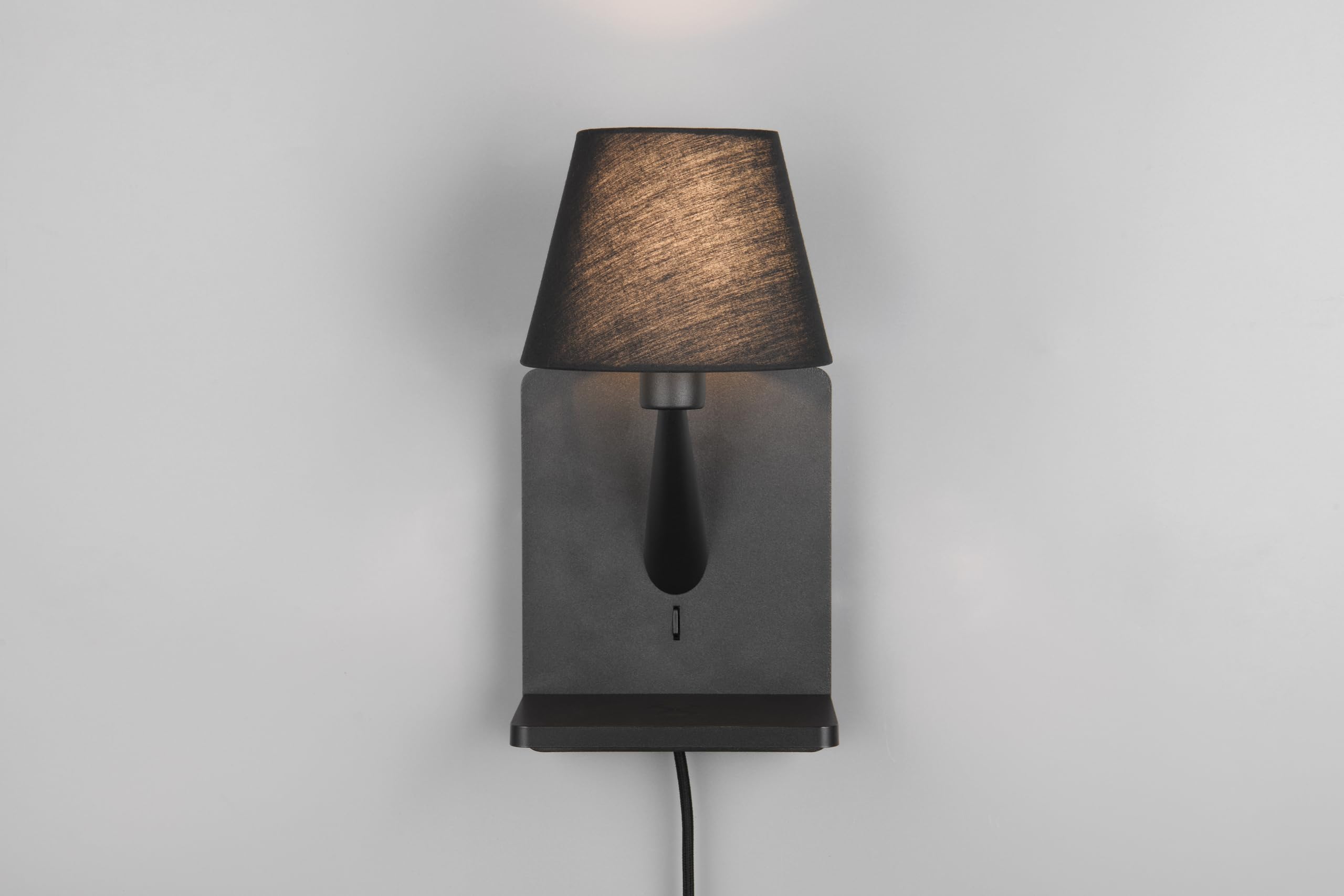 Trio Leuchten Wandleuchte Comfort 262670132, Metall Schwarz matt, Schirm Stoff Schwarz, induktives Ladefeld, USB Ladebuchse |