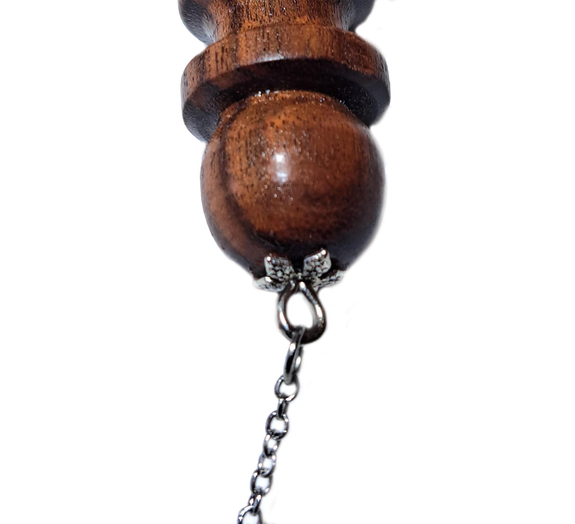 Ogni pendolo è stato accuratamente tornito a mano in legno di alta qualità, evidenziando l'artigianalità unica e la bellezza naturale di ogni pezzo. Il suo design ergonomico garantisce una maneggevole