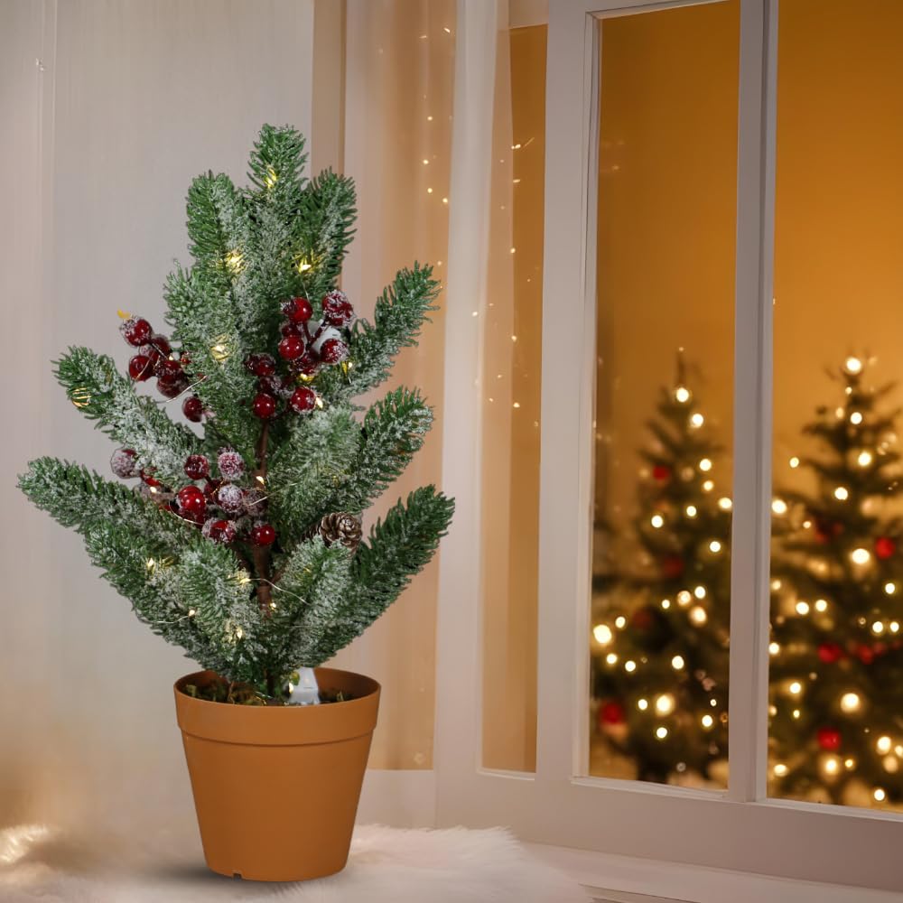 Petit sapin de Noël floqué de neige avec lumière, baies rouges artificielles et pommes de pin pré-éclairées pour intérieur, centres de table, porche, décorations de Noël extérieures (48,3 cm)