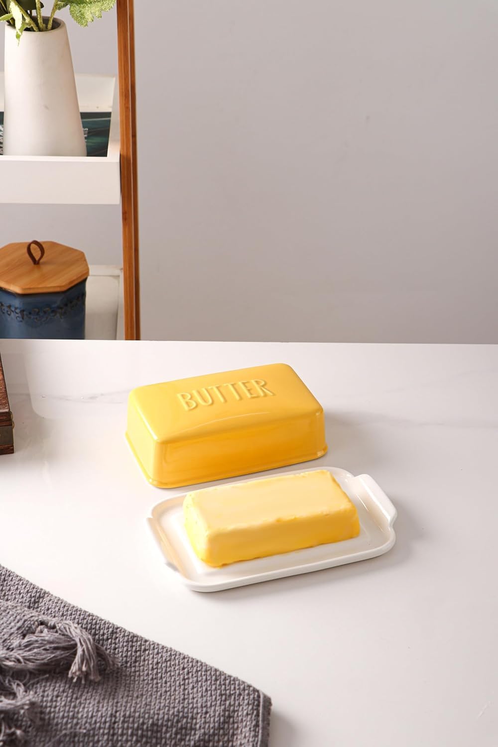 Mantequera cubierta de porcelana con tapa para encimera, contenedor de mantequilla para una barra de mantequilla. Bandeja texturizada para almacenamiento antideslizante, color amarillo, pequeño