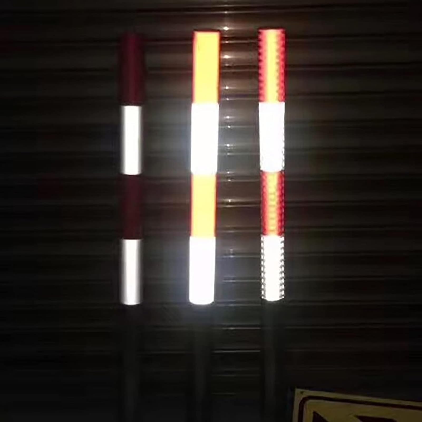 Lot de 4 poteaux de sécurité métalliques pour allées - Bornes de sécurité enterrées pour la signalisation routière, avertissement de garage, cônes de signalisation standard (Couleur 1, H120x