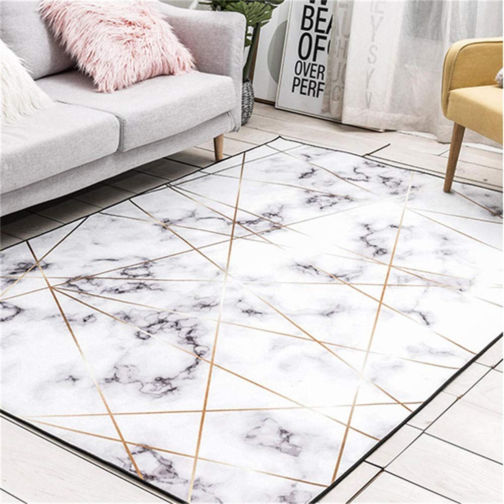 Tapis motif marbre ligne or pour sublimer l'ambiance cocooning du salon