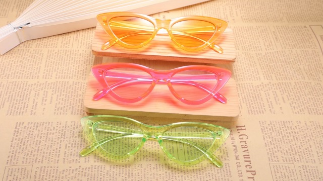 Amazon.com: Przene Retro Vintage Tinted Lens Women Eyewear  display picture 3