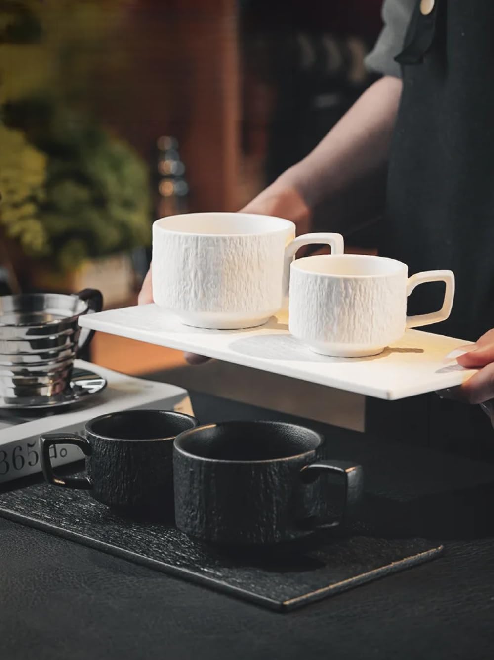 Saumo 4er Set Espressotassen mit Unterteller aus Keramik – 100 ml, modernes Design in schwarz, ideal für Espresso und kleine Kaffeespezialitäten – stilvoll für Zuhause, Büro und besondere Anlässe