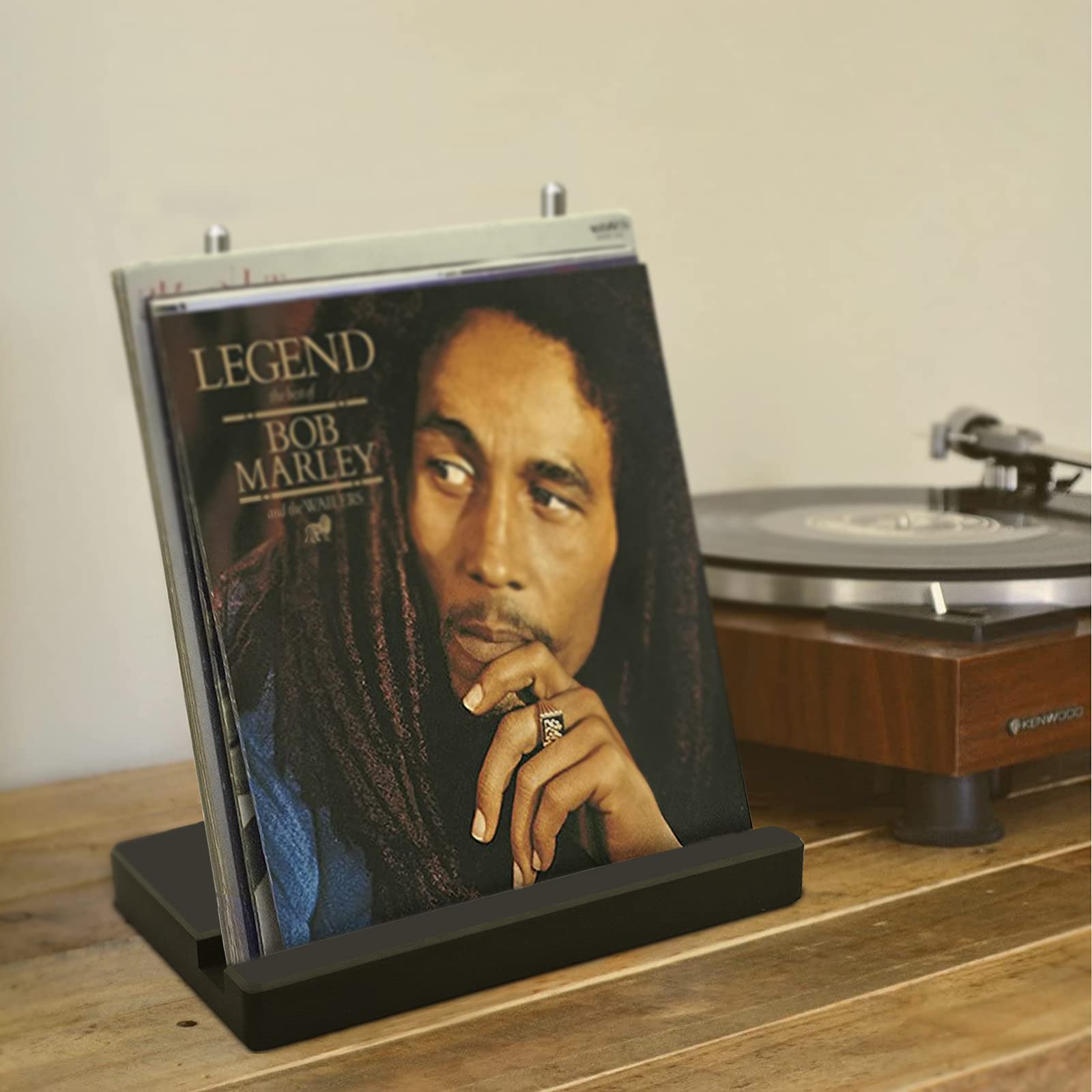 KAZAKA Exhibición de grabación de mesa – Ahora jugando vinilo Record Stand – Moderno y atractivo – Compacto y de acero inoxidable – sostiene 2 puertas gruesas de LP's de forma segura (negro)