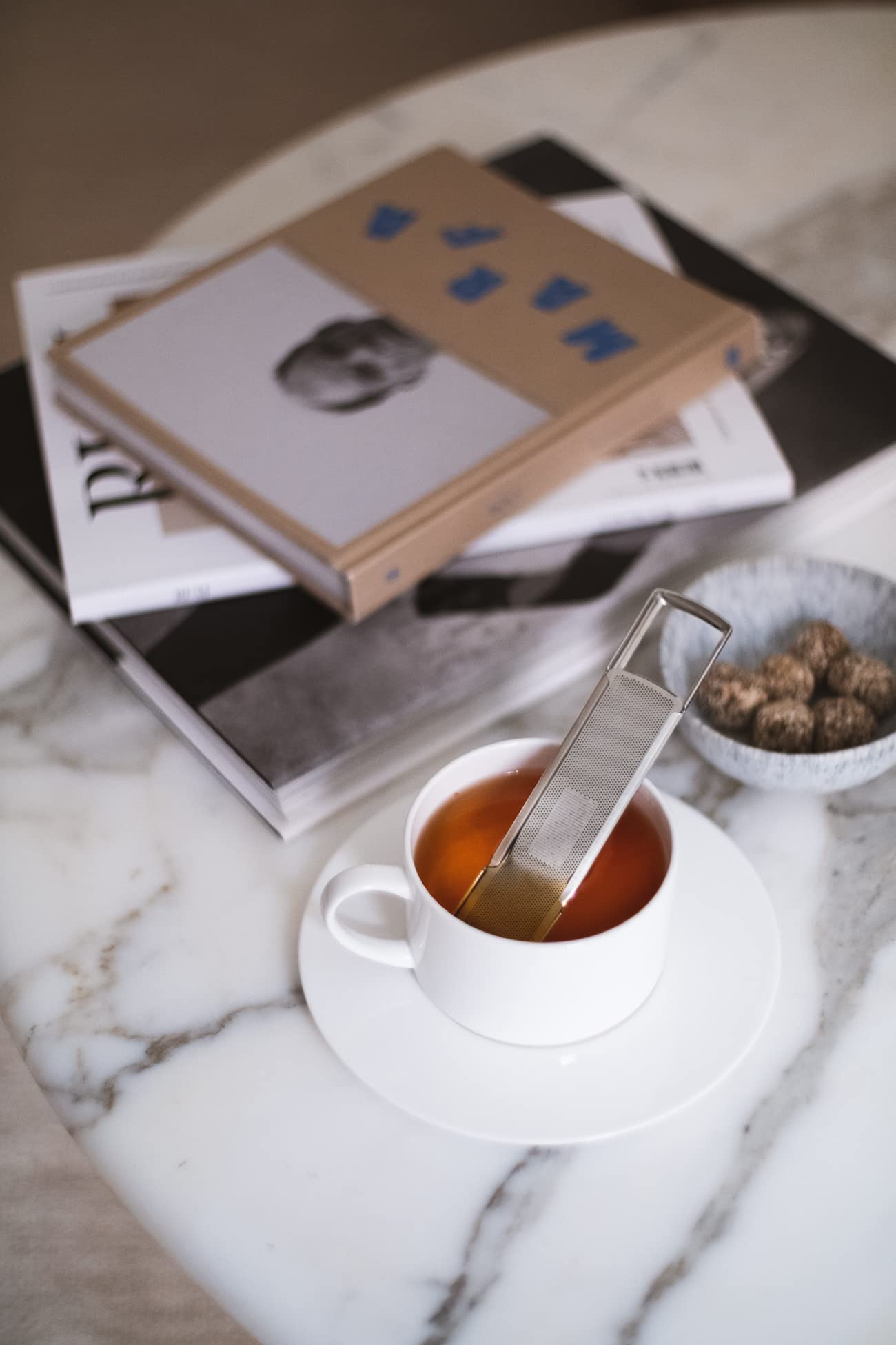 Infuseur à thé en Acier Inoxydable conçu et produit en Suède - Passoire à thé à manche Anti-goutte - Design élégant avec couvercle coulissant micro-perforé - Filtre à thé