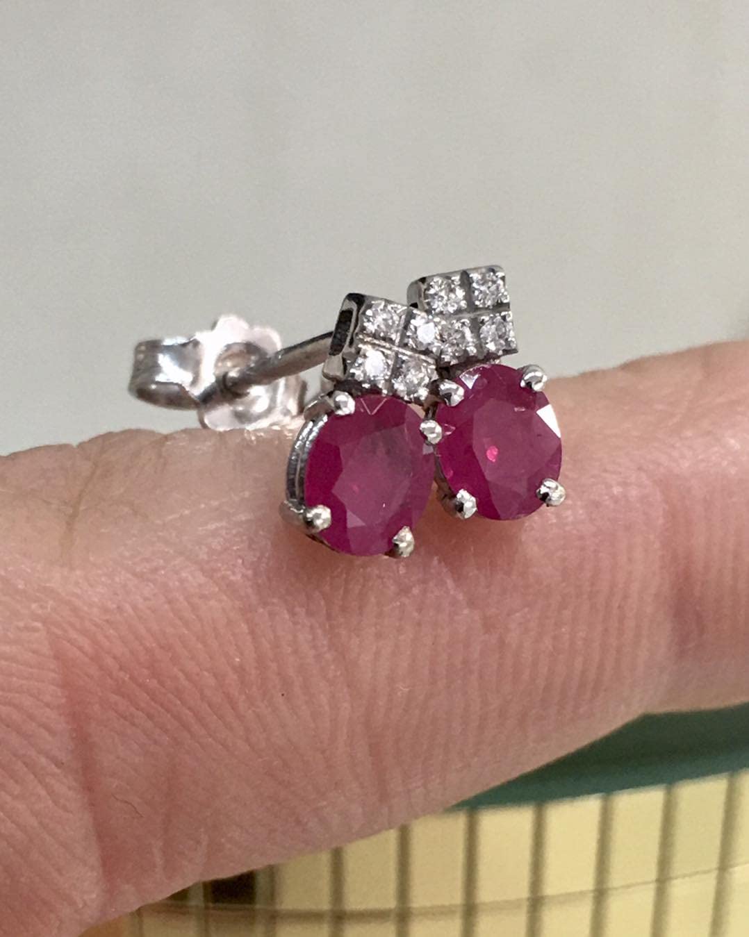 Orecchini a lobo da donna in oro bianco 18kt con rubini e diamanti veri naturali, Perno e farfallina.