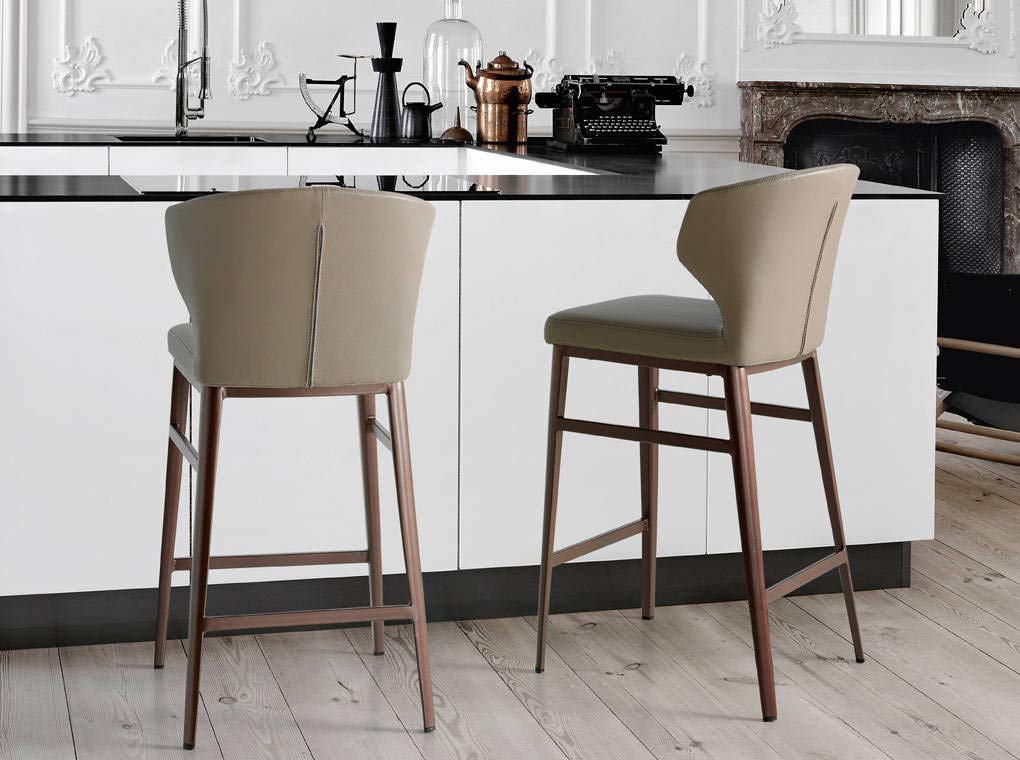 Angel Cerdá - Taburete Alto de Cocina Tapizado en Polipiel Color Visón - Diseño Moderno con Patas de Acero en Bronce Mate - Taburete para Barra de Cocina o Bar - 48 x 48 x 93 cm