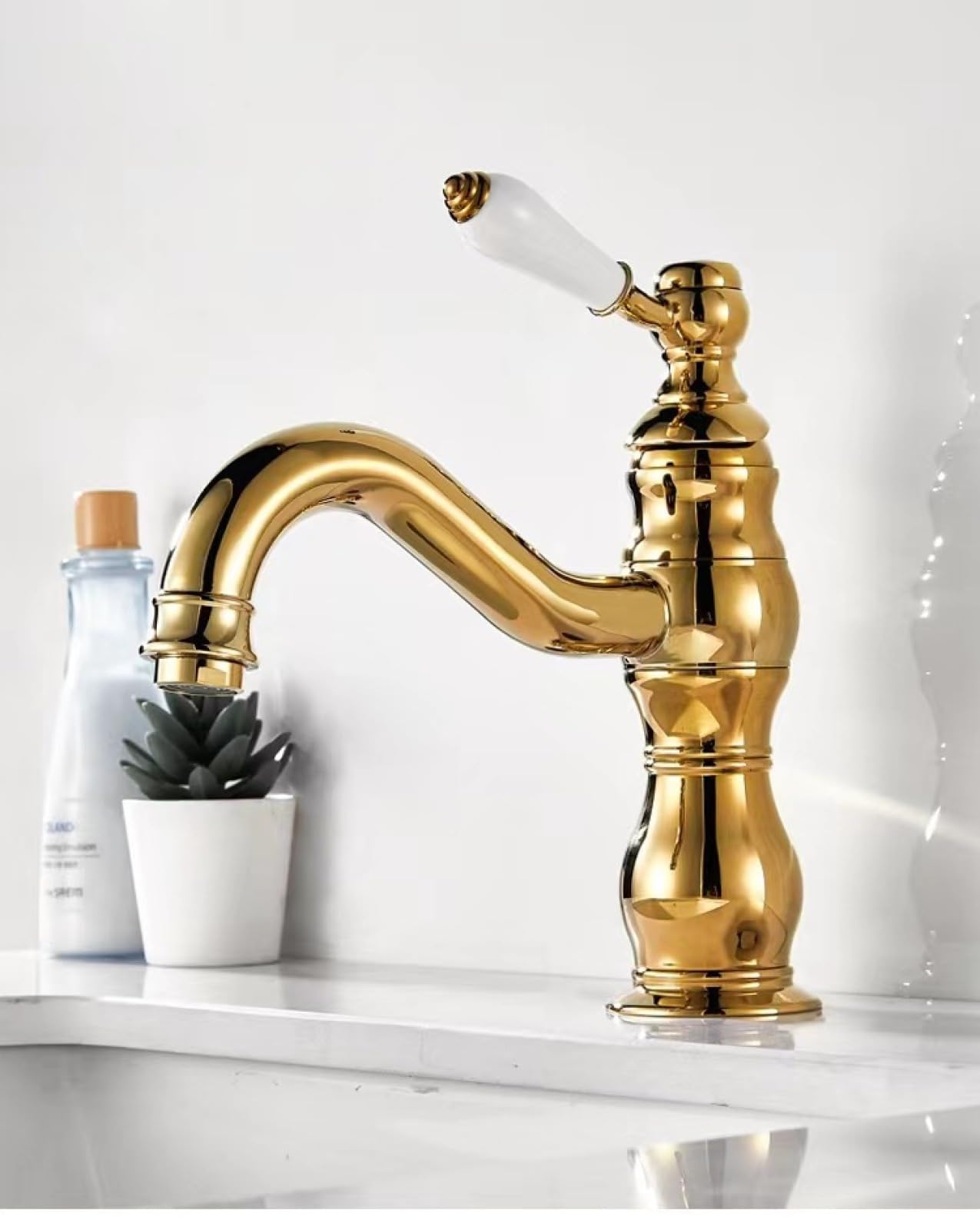 La maniglia in ceramica interamente in rame per rubinetti dell'acqua calda e fredda è dorata