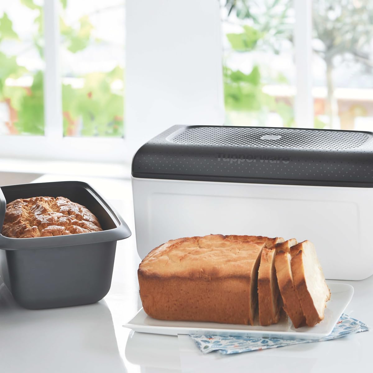 Tupperware BreadSmart Junior – Innovativo contenitore per il pane mantiene i prodotti da forno freschi più a lungo, contenitore da cucina per pane, pasticcini e croissant – Il design della base