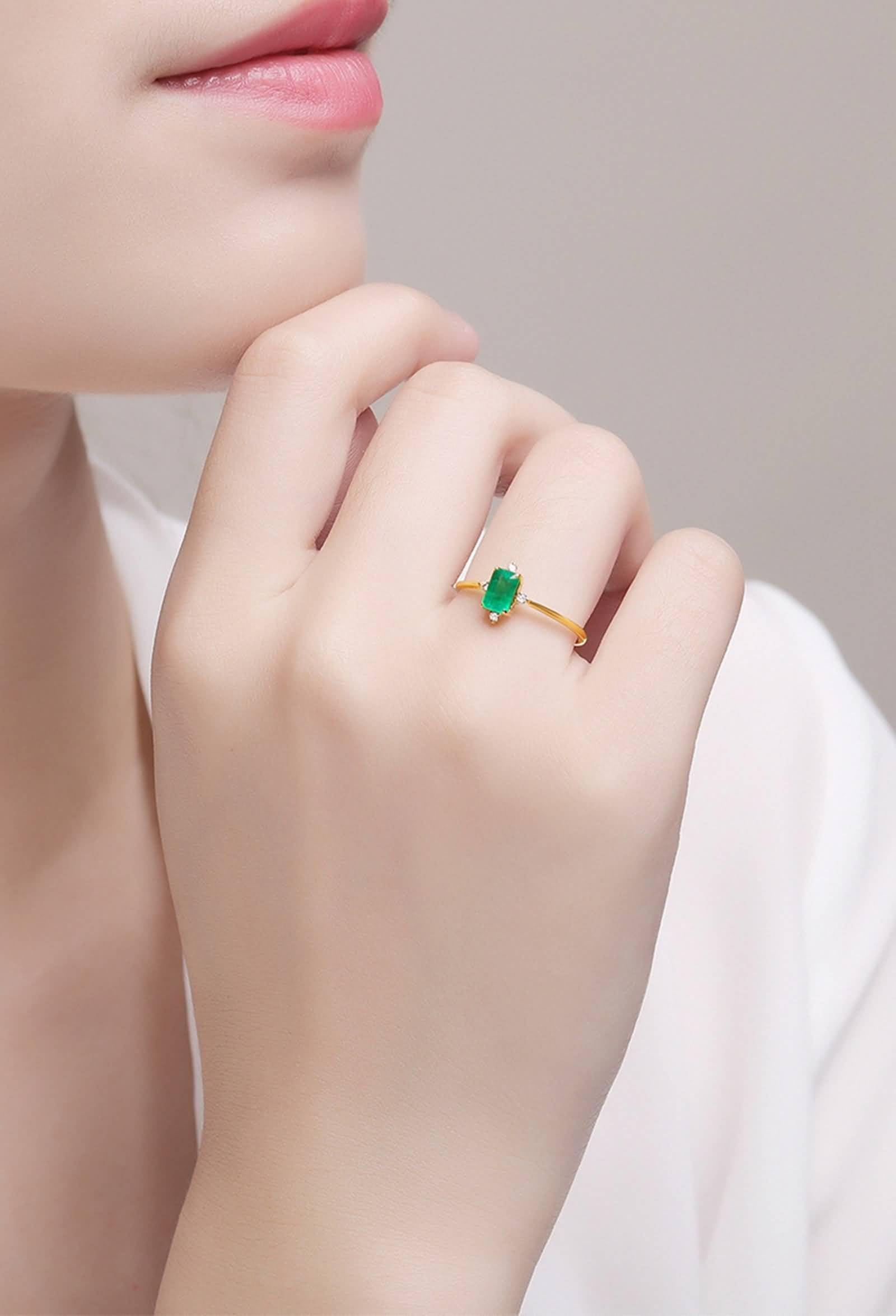 Wycian Anillo Compromiso Esmeralda Anillo Compromiso Verde Oro Amarillo Elegante Anillo Fino con Esmeralda Rectangular de 0,7 CT Y Diamante. Talla 8 Sólido No Chapado Elegante para Tía Boda Joyas