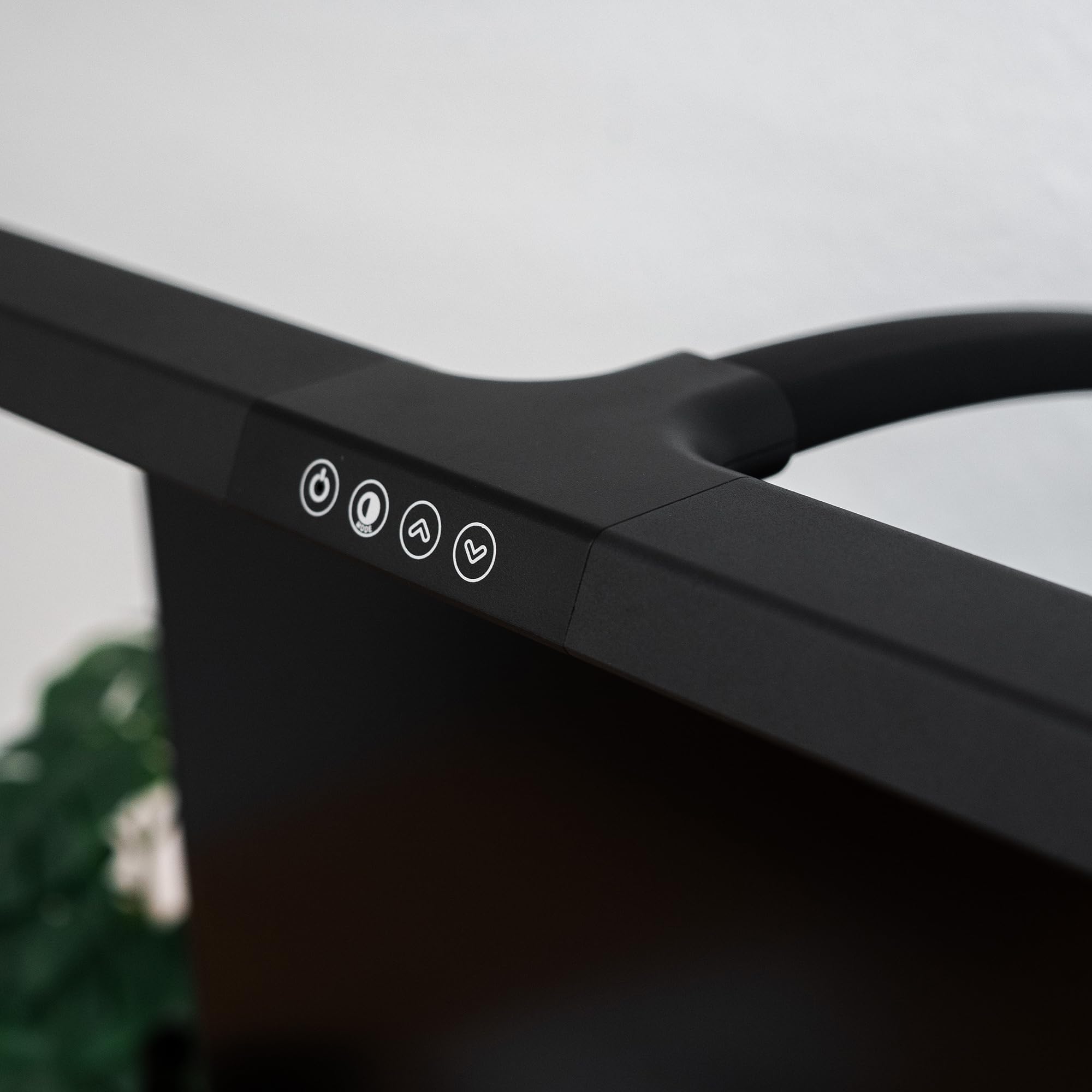 FeinTech Schreibtischlampe klemmbar 80 cm LED dimmbar Screenbar mit extra großer Leuchtfläche für ein schreibtischfüllendes Licht, LTL00321E Schwarz