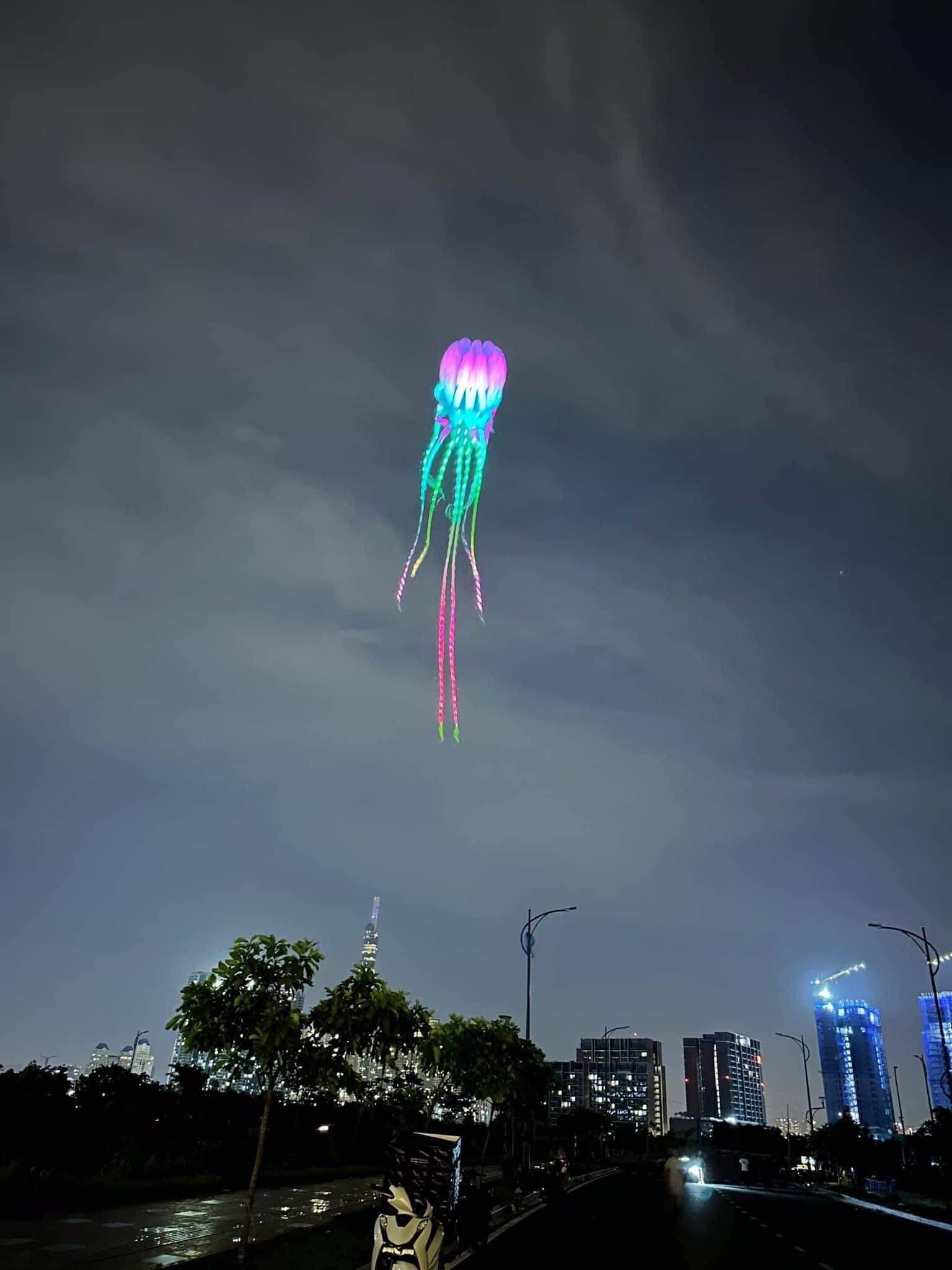 Amazon.co.jp: HFLY 大型 18m ソフト インフレータブル LED