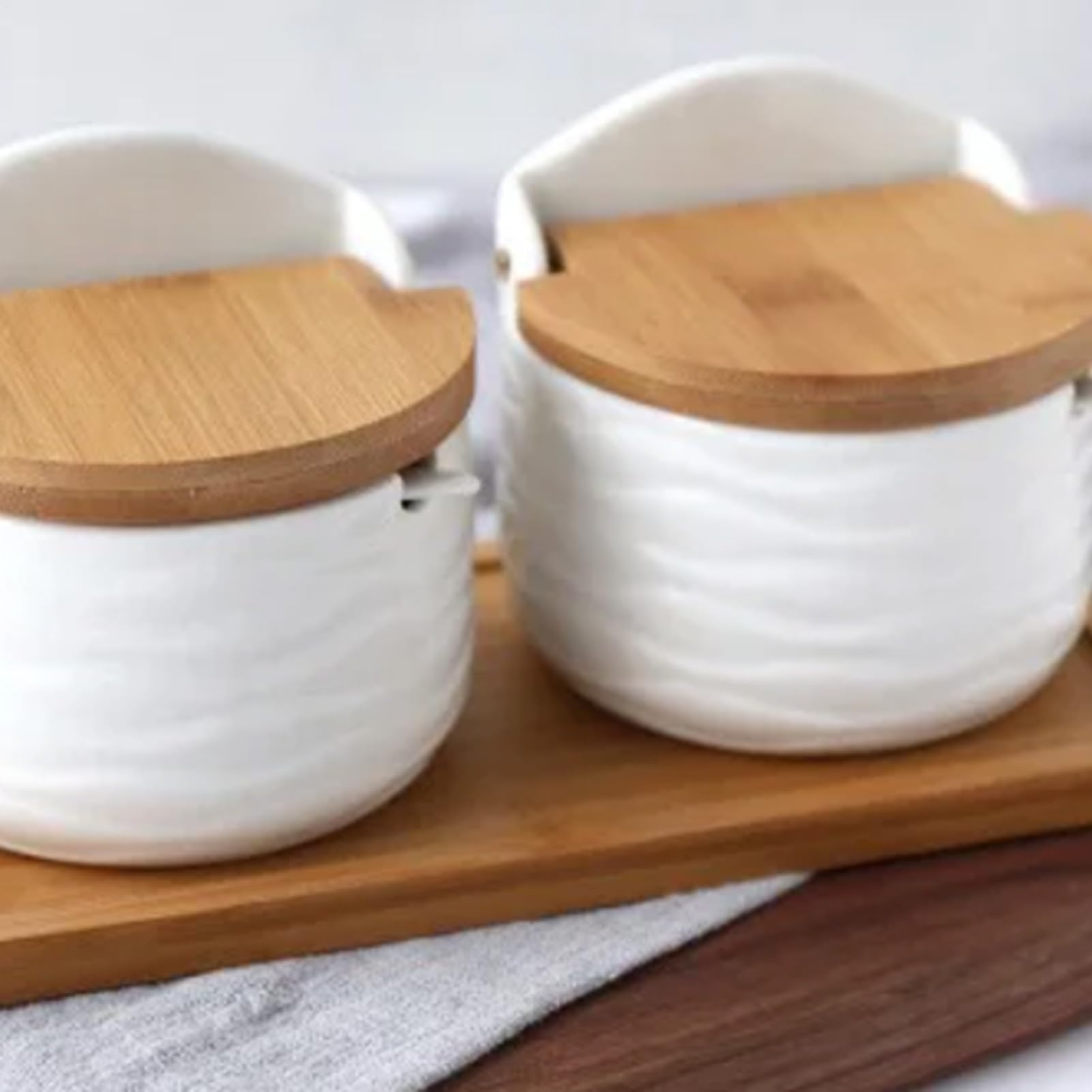 Ceramiczne pudełko na sól z drewnianą łyżką i pokrywką, organizer na przyprawy z podwójną przegródką na zioła, sól, cukier, kuchenny pojemnik do przechowywania przypraw