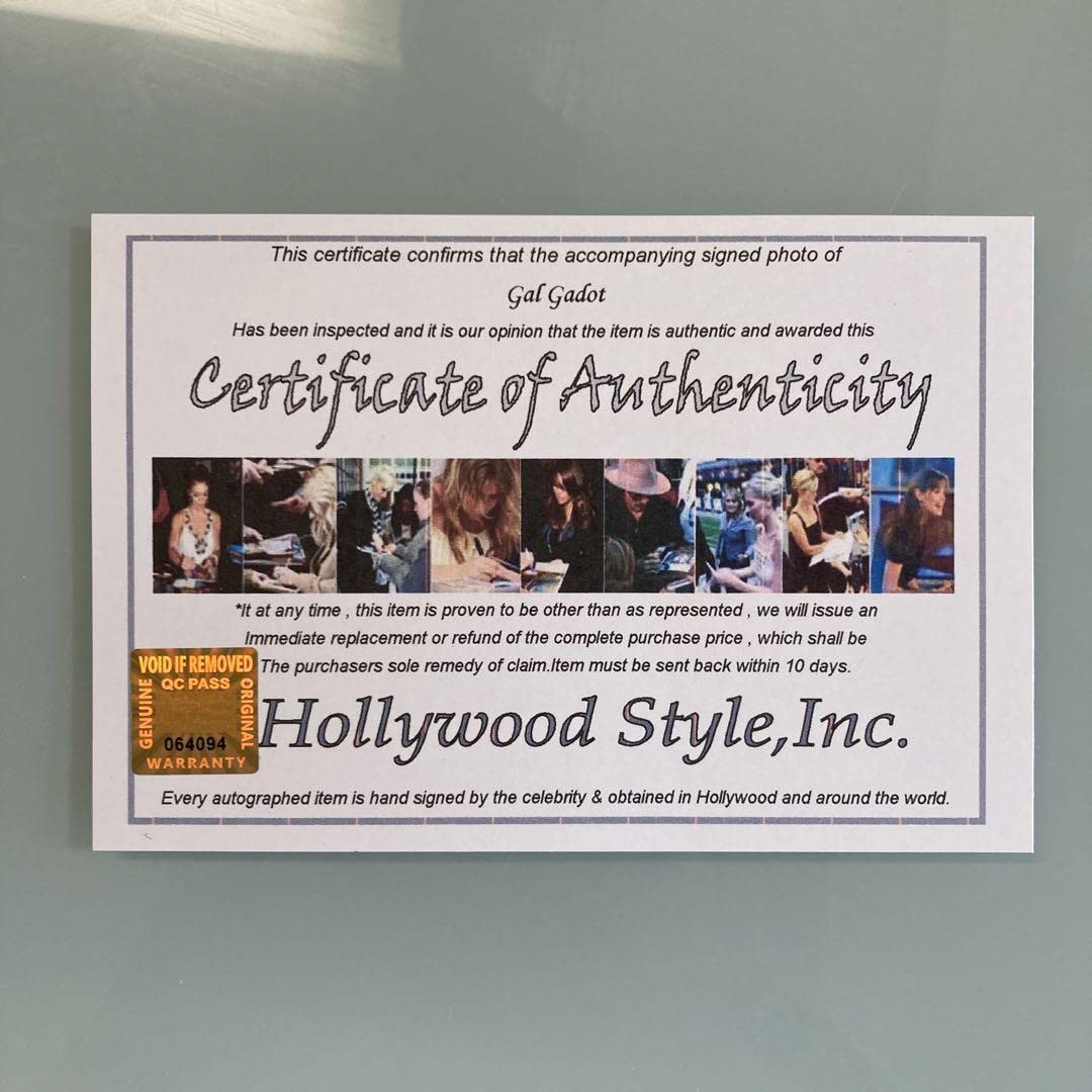 Amazon.co.jp: ガルガドット直筆サイン入り2Lサイズ写真Gal Gadot12