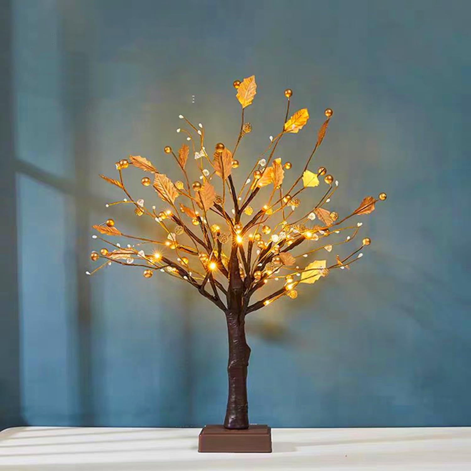 Albero di Natale Artificiale Illuminato da Tavolo con Luci LED, Albero di Natale da Interno a Batteria con Decorazioni Luminose in Oro, Novità Lampada da Notte per Feste, 55 cm