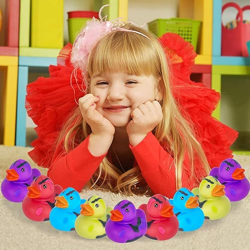 Miniatura 6 de ArtCreativity Patos de goma de camuflaje de 2 pulgadas, paquete de 12, bonitos juguetes de piscina de pato en varios colores, ideales para fiestas