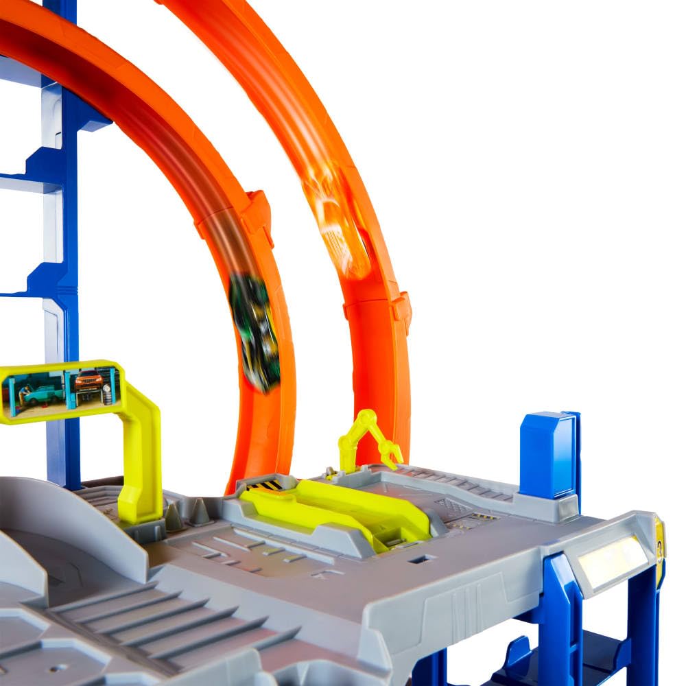 Hot Wheels Mega Loop Garage zestaw torów z autem i helikopterem | Zestaw z metalowym pojazdem i helikopterem, 2 pętle, miejsce na 36 aut 1:64, złączki Speed Snap, JLC05