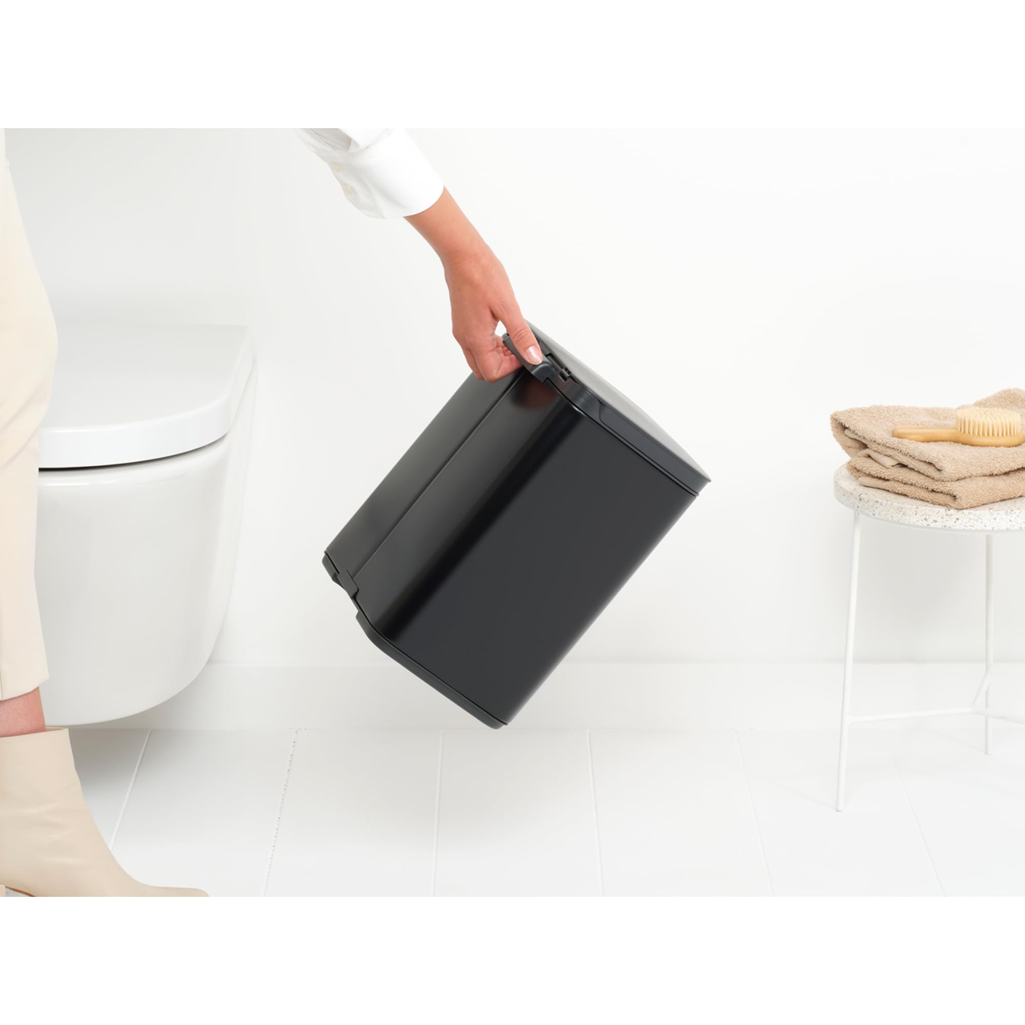 Brabantia Pattumiera Bo 7L - Piccolo ed elegante - Apertura e chiusura soft - Igienico e poco ingombrante - appendibile a parete - Per bagno, toilette, camera da letto - Matt Black