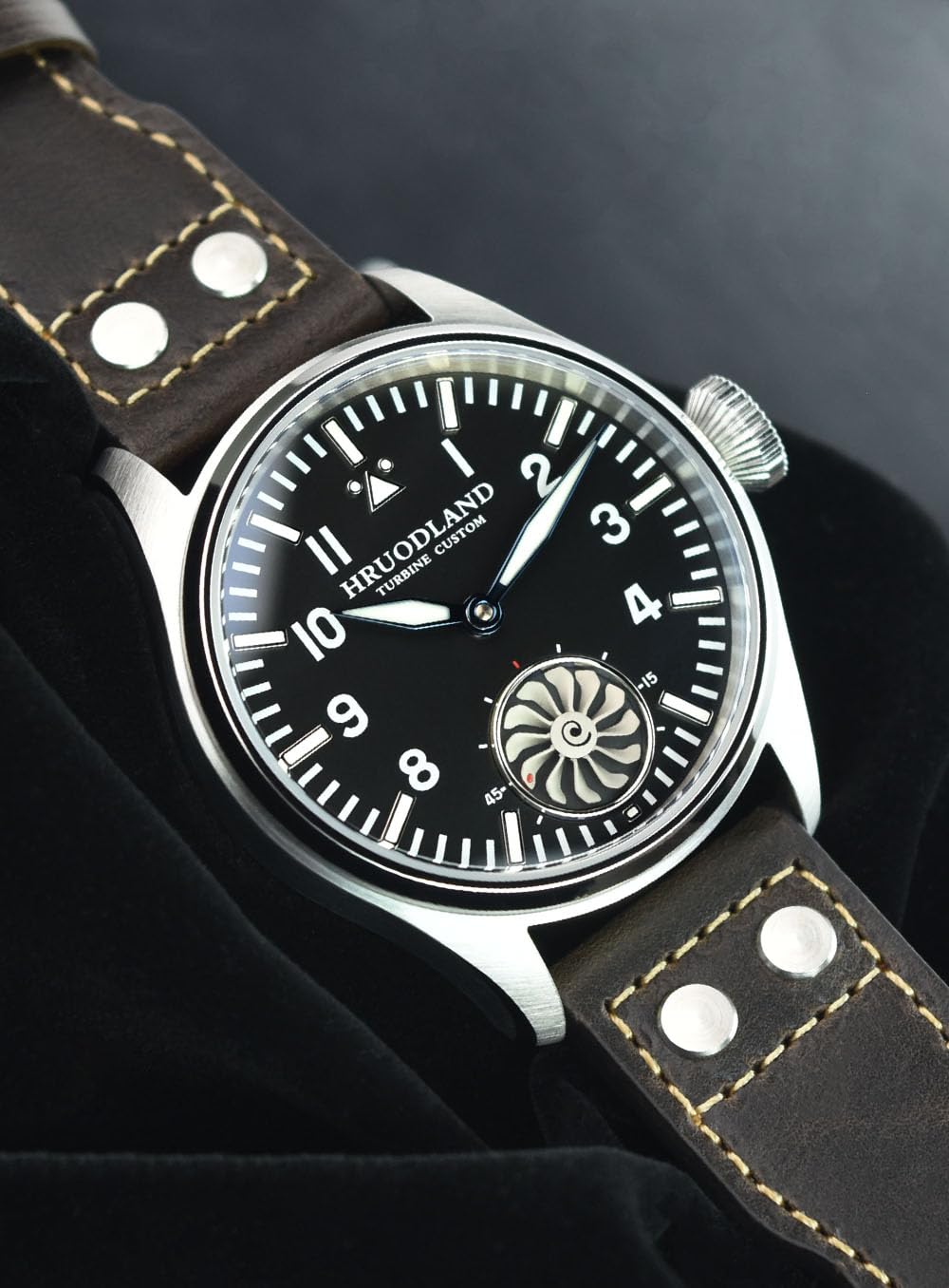 Orologio Uomo Automatico con Design Militare da Aviatore Vintage, Cassa 44mm, Vetro Zaffiro, Movimento Automatico, Quadrante con Grande Numeri Luminosi BGW9, Cinturino in Pelle