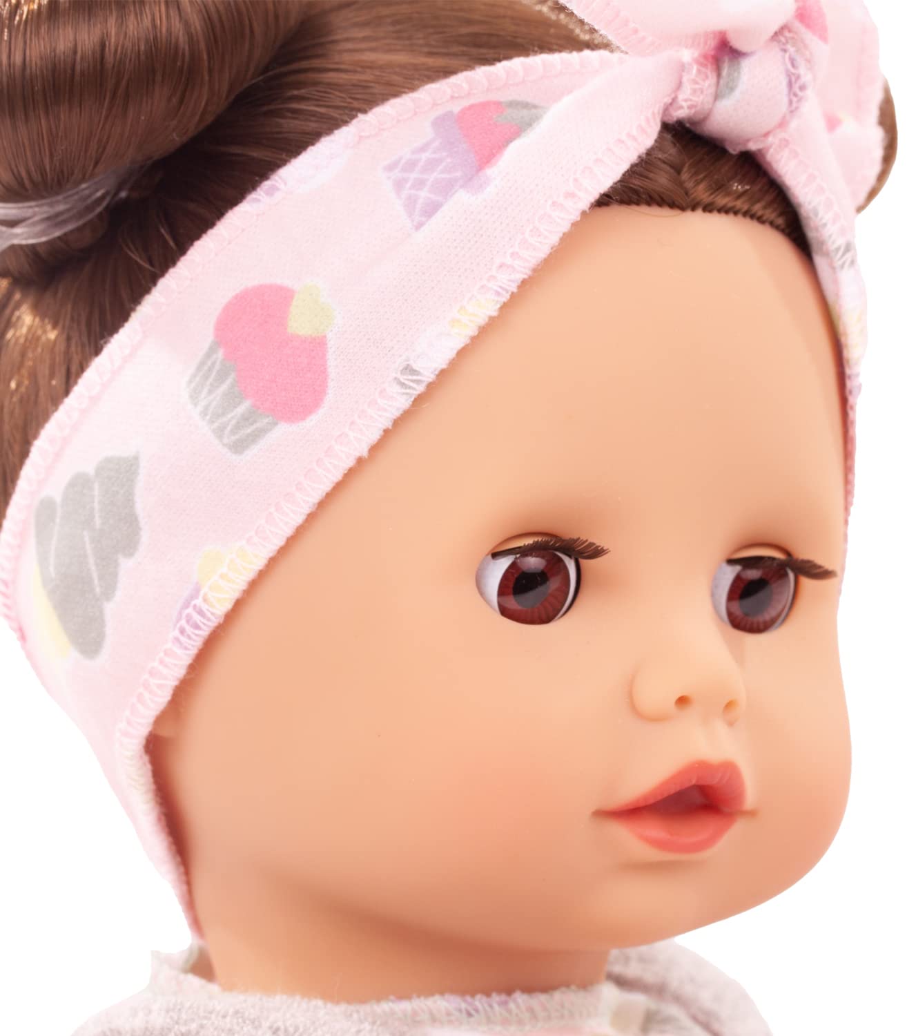 Götz 2320954 Muffin Popsicle bambola bebè 33 cm | 8 pezzi, capelli castani, corpo morbido, dai 3 anni, pettinabile, capelli lavabili, ciuccio, cardigan e fascia per capelli