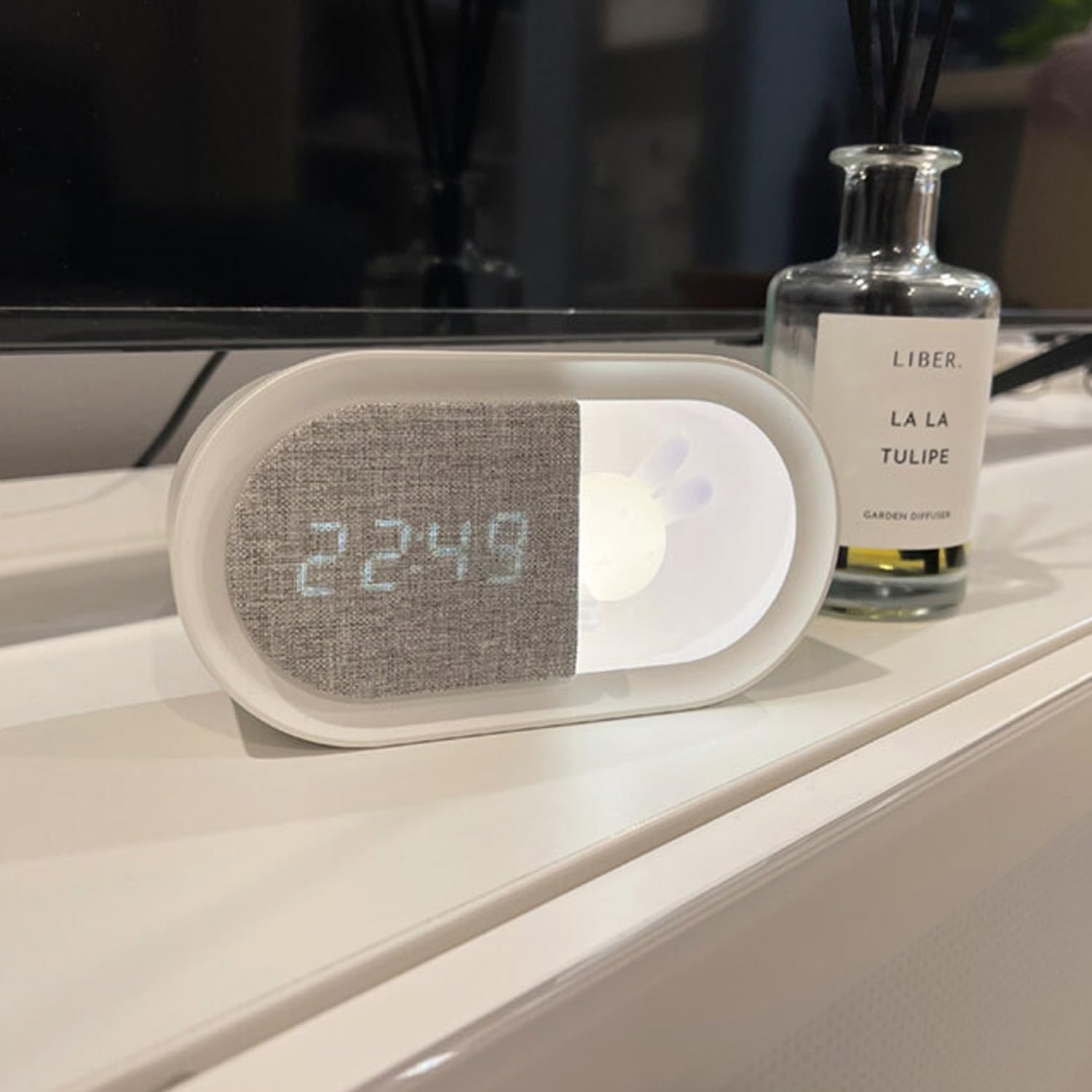 Forever Light Kinderwecker mit Nachtlicht FNL‑05 Ingrid | Digitaler Wecker mit 1200 mAh Akku & USB‑C | Geräuschlos | LED Häschen-Lampe | Für Kinderzimmer, Babyzimmer & Reisen – Weiß