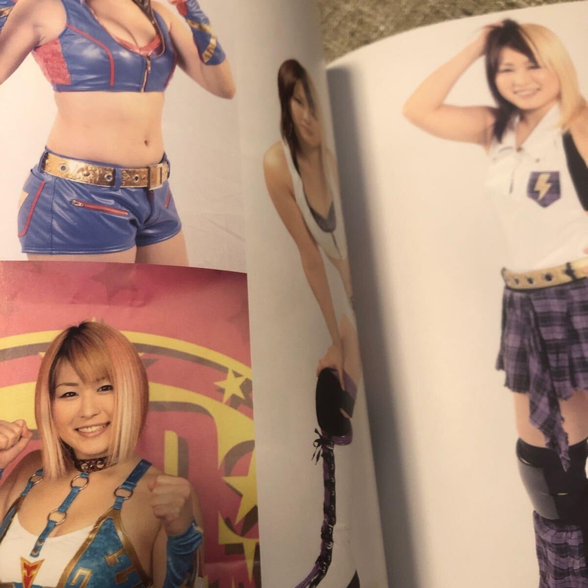 スターダム/STARDOM 紫雷イオ 写真集 【素顔】 限定特典布片入りカード Amazon.co.jp: 紫雷イオ ファースト写真集 『 素顔 』 : 西田