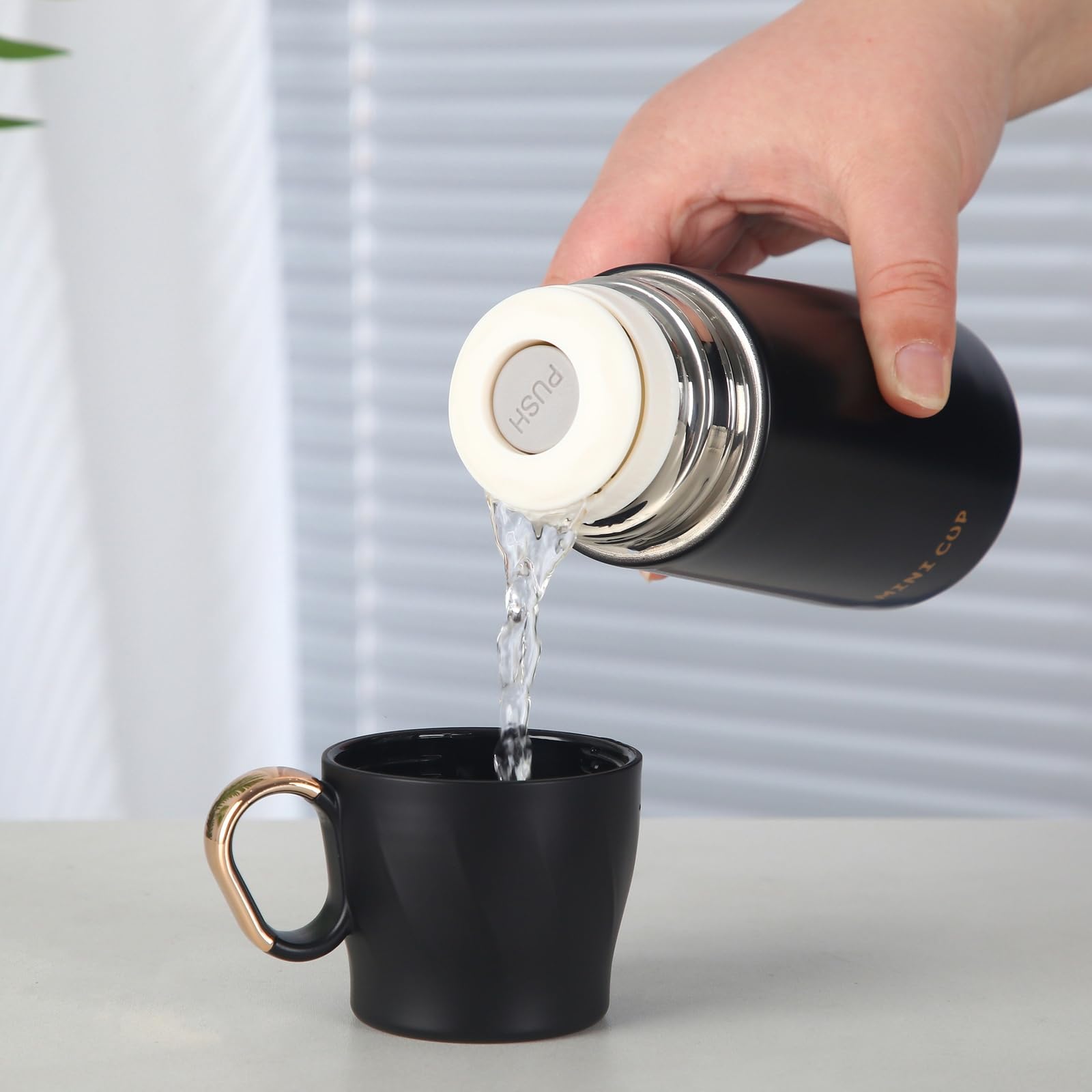 Botella de agua de acero inoxidable aislada al vacío de 500 ml, mantiene las bebidas calientes o frías durante 12 horas, termo a prueba de fugas para oficina, gimnasio y viajes con taza