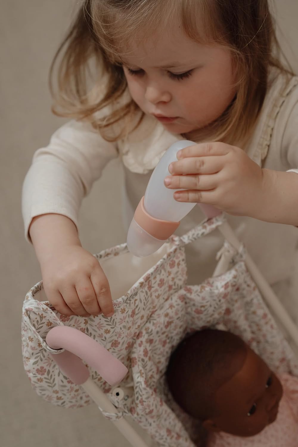 Little Dutch Cochecito de muñecas plegable de metal con asas suaves y bolsa – para muñecas de 33-46 cm, Soft Flowers rosa/blanco