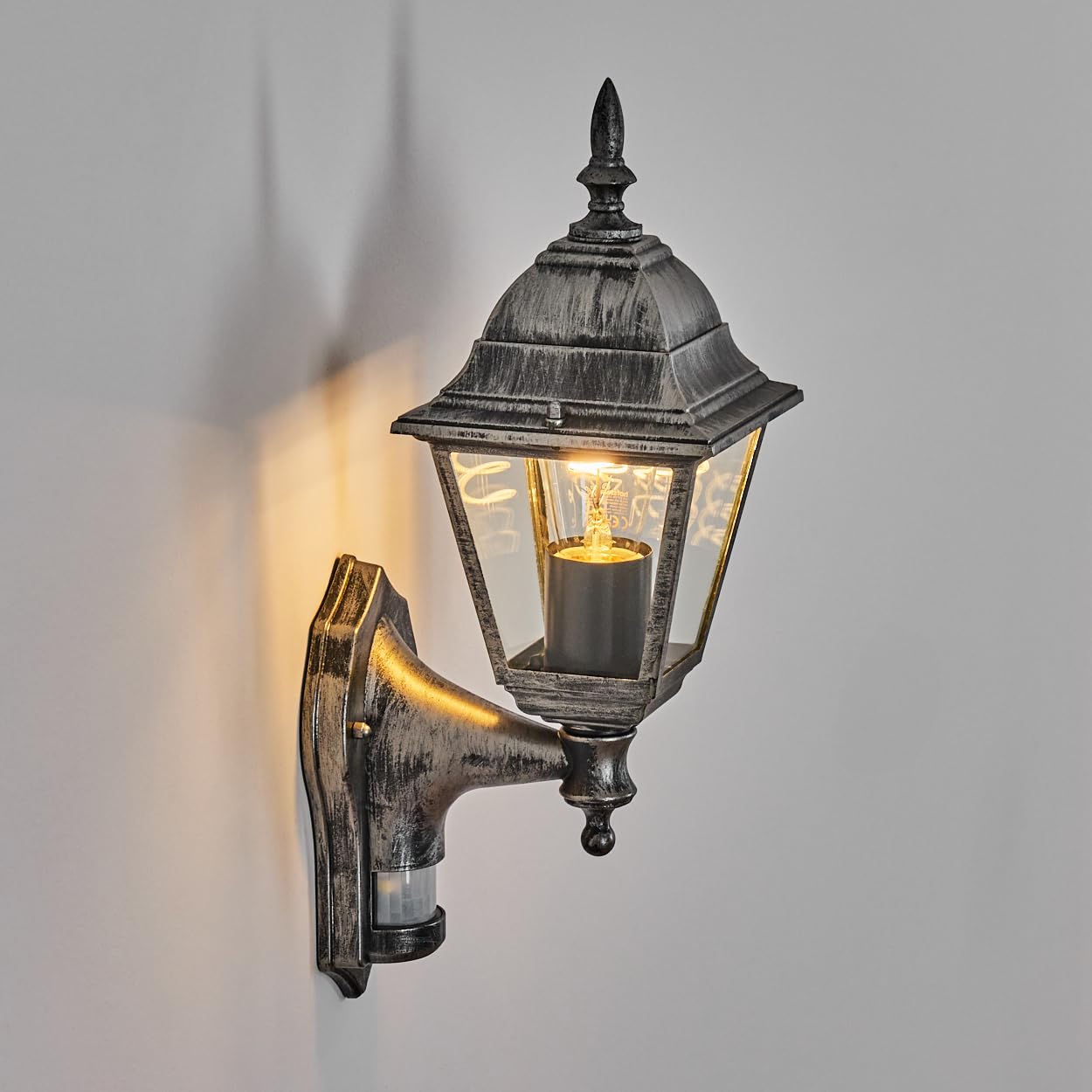 HOFSTEIN Außenwandleuchte Naofe, Außenwandlampe mit Bewegungsmelder aus Metall/Glas in Schwarz/Silber/Klar, Wandleuchte außen im Vintage/Antik/Landhaus-Design, Garten, Hof, Haustür, E27, IP44