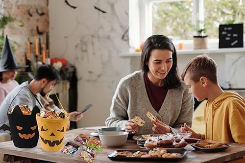Miniatura 6 de Koicarelife 2 bolsas de dulce o truco con 100 bolsas de dulces de celofán de Halloween, cubo de Halloween y calabaza reutilizables de lona para