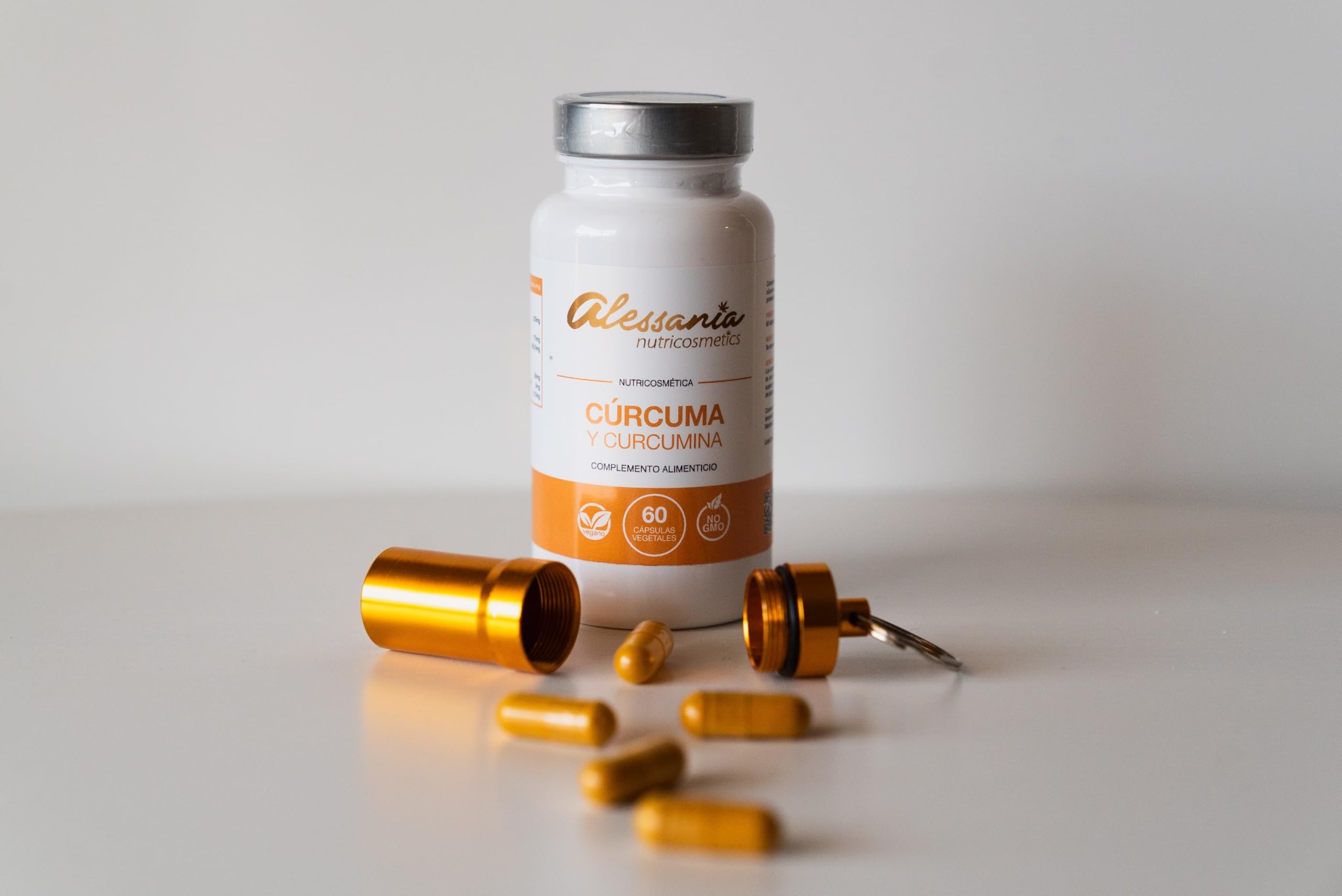 Cúrcuma 95% Curcumina con Pimienta Negra – Alta Absorción – Complemento Alimenticio en Cápsulas – Fórmula Nutricosmética Natural – Incluye Portapastillas de Aluminio Hermético de Regalo