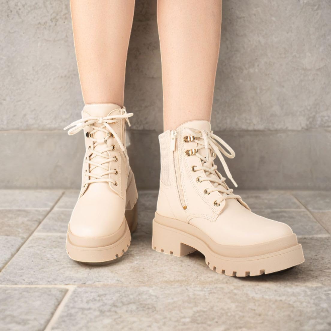 Bota Coturno Feminino Conforto Moderno Dakota em promoção! Veja a oferta e mais achadinhos de Botas 7 Hoje é o melhor dia para comprar Bota Coturno Feminino Conforto Moderno Dakota com aquele preço maroto! Promoção! Aproveite a oferta! 7