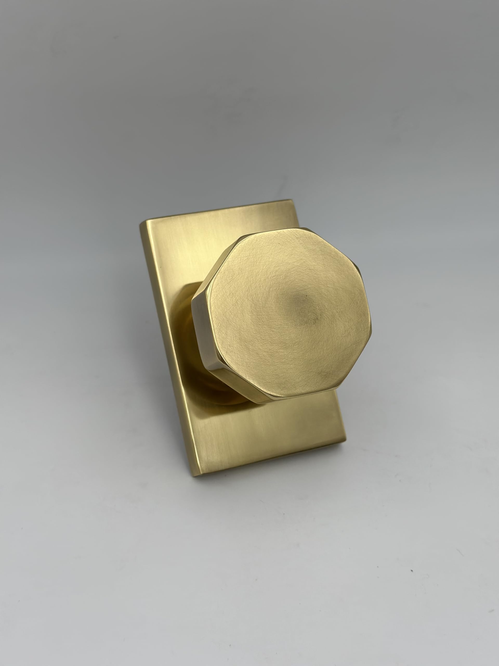 Bouton octogonal pour porte avec rosace rectangulaire moderne et mécanisme intimité ou passage