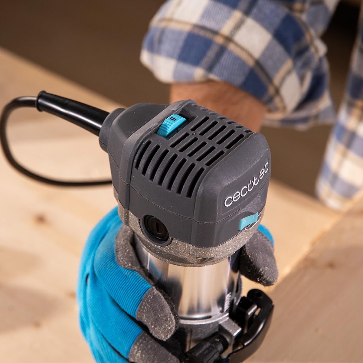 Cecotec Fresatrice Elettrica a Filo MultiShape 500. 710W, Include 5 Frese e Testine da 6mm 6,35mm e 8mm, Velocità e Profondità Regolabili, Corpo Alluminio, Design Ergonomico, Realizza Opere Perfette