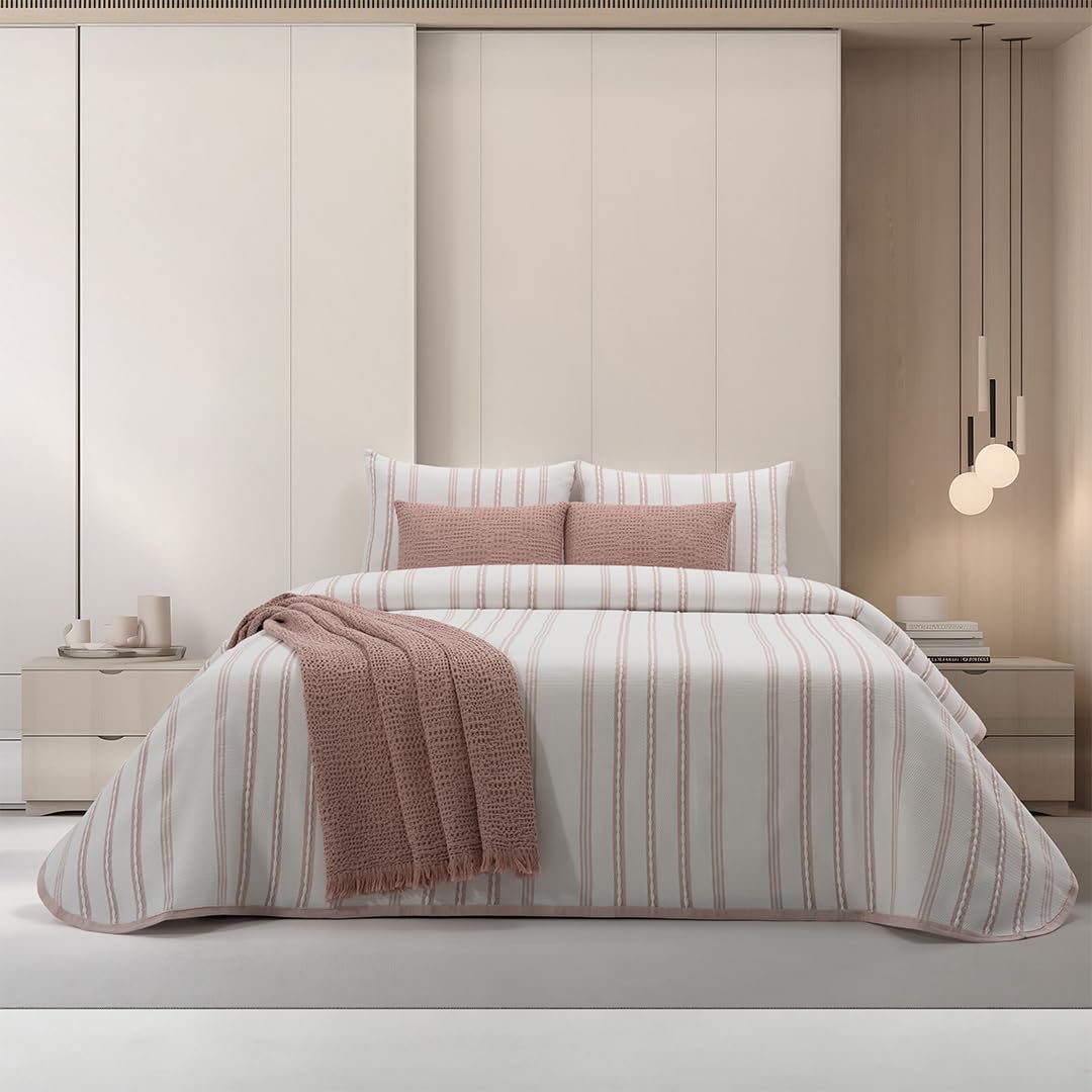 Casa da Laura - Colcha Rosa Rayas María - Colcha 260x260 para Cama de 180 - Colcha 50% Algodón y 50% Poliéster - Colcha de Verano con Estampado de Rayas