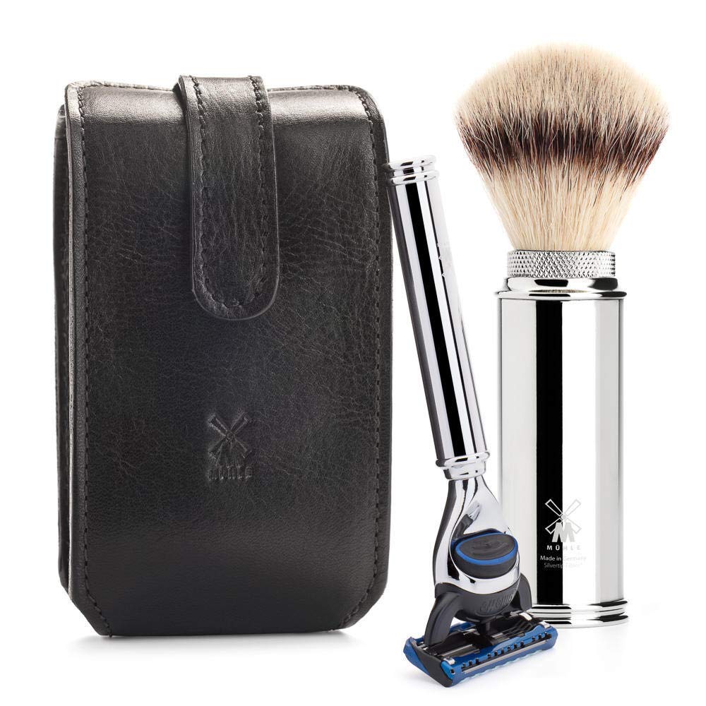 MÜHLE Travel Reise-Set - Silvertip Fibre Pinsel, Rasierer kompatibel mit Gillette-Klingen, schwarzes Lederetui - verchromte Metall-Griffe