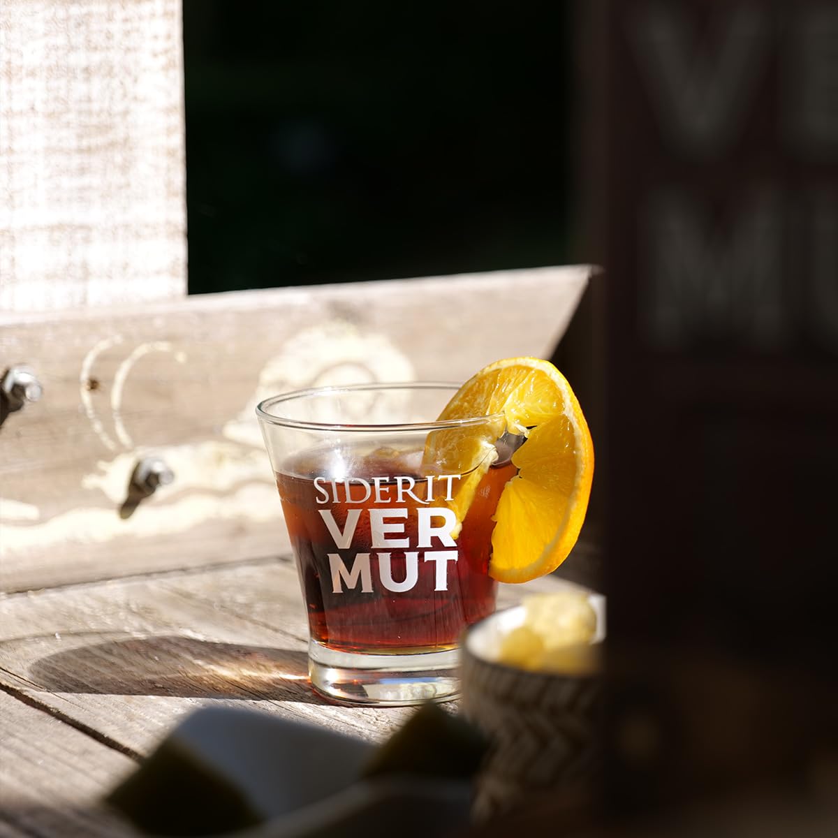 SIDERIT Vermut Premium sin azúcares añadidos, 15% Vol, botella de 750ml, pack de 6 unidades, macerado 18 meses con hierbas y flores, envejecido en barricas de jerez. Sabor equilibrado y persistente