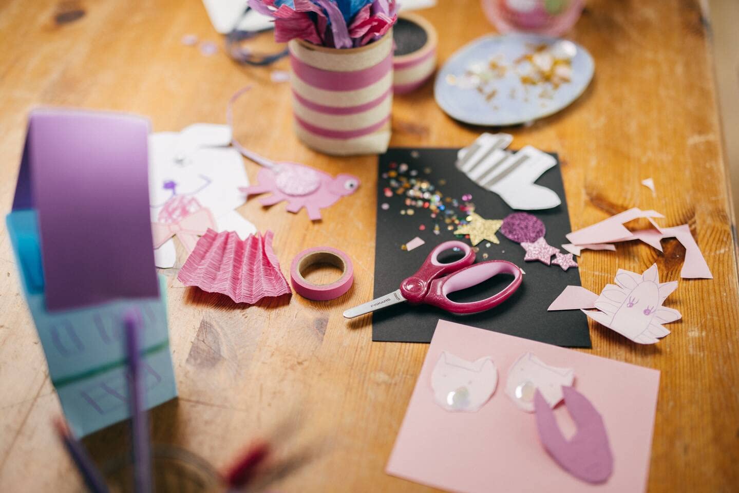 Fiskars Forbici per bambini, A partire da 6 anni, Lunghezza 13 cm, Per destrimani e mancini, Lame in metallo/Impugnature in plastica, Rosa, Glitter, 1064074