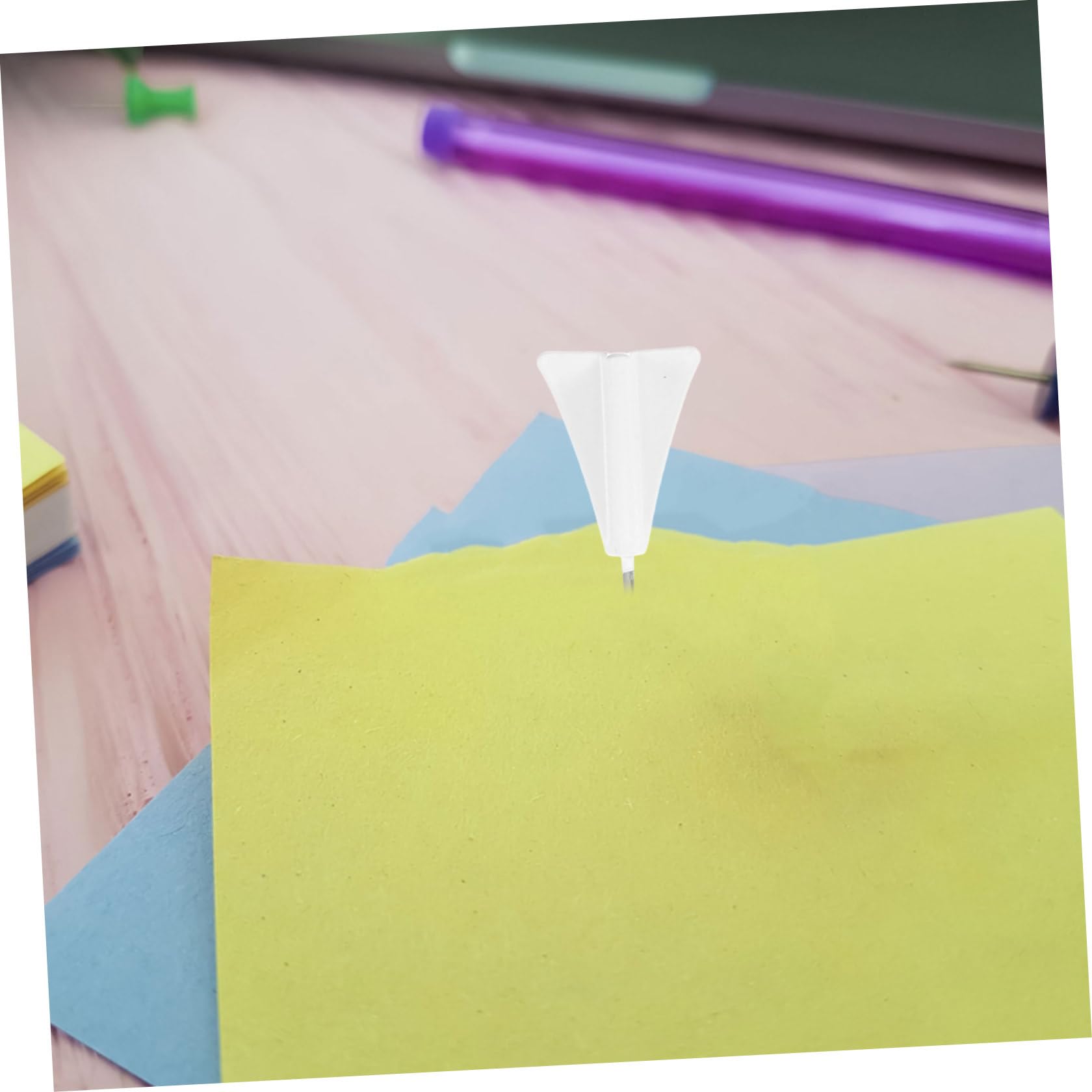 12 Stück Kreative Papierflugzeug Reißzwecken aus Kunststoff Flach Kompakt Multifunktionale Pinnwandnadeln für Büro und Zuhause