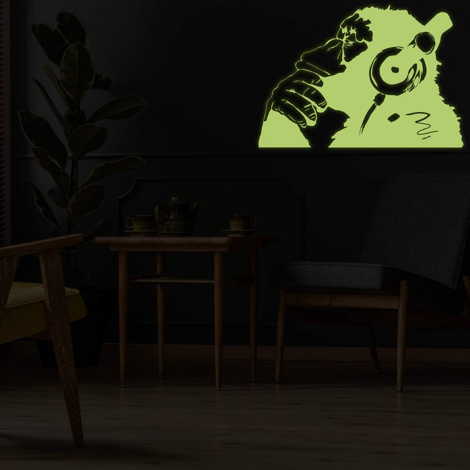 Banksy Glowing Vinyl WandTattoo AFFE mit Kopfhörer - Glow in Dark Chimp Musik hören Kopfhörer - Lumineszierende Art Graffiti Sticker