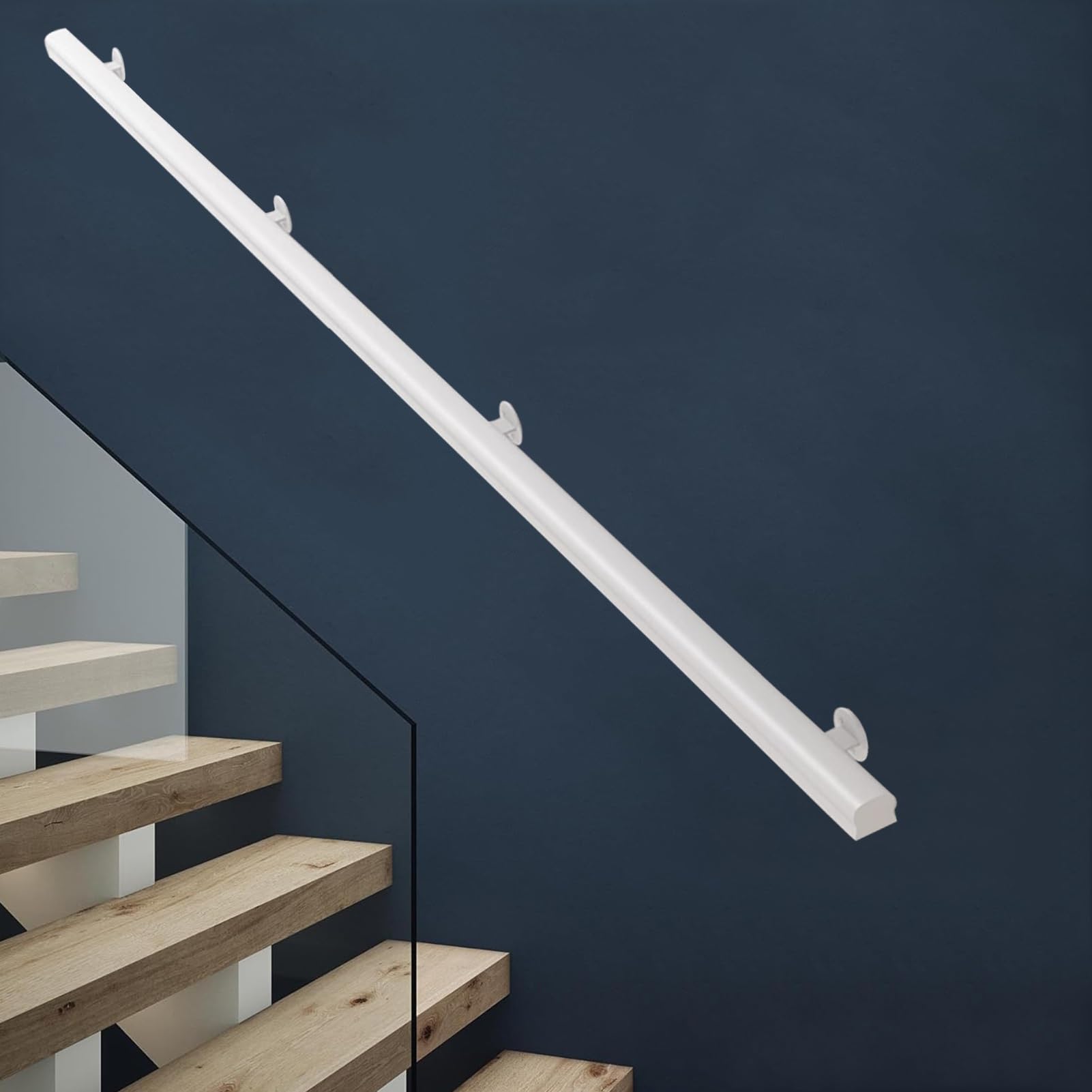 Main courante en bois chaleureux pour sécuriser l'escalier du salon
