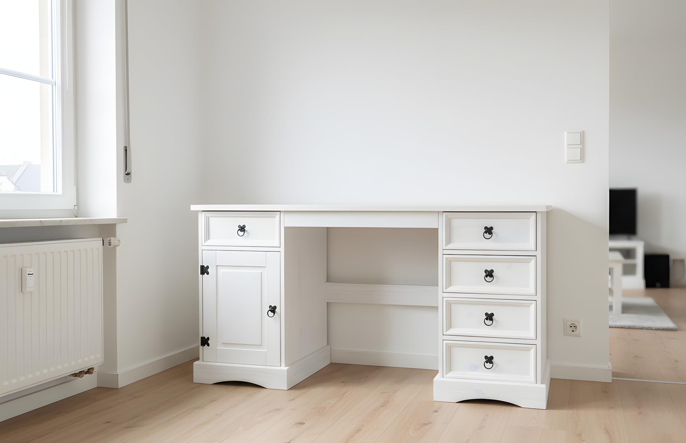 Hacienda-Look – Schreibtisch New Mexiko 5+1 Arbeitstisch PC Computer Büro Tisch weiß – 141x76x47 cm – 5 Schublade(n) – Massive Kiefer – Farbe Weiß – Hacienda-Stil – wärmender Massivholz-Look
